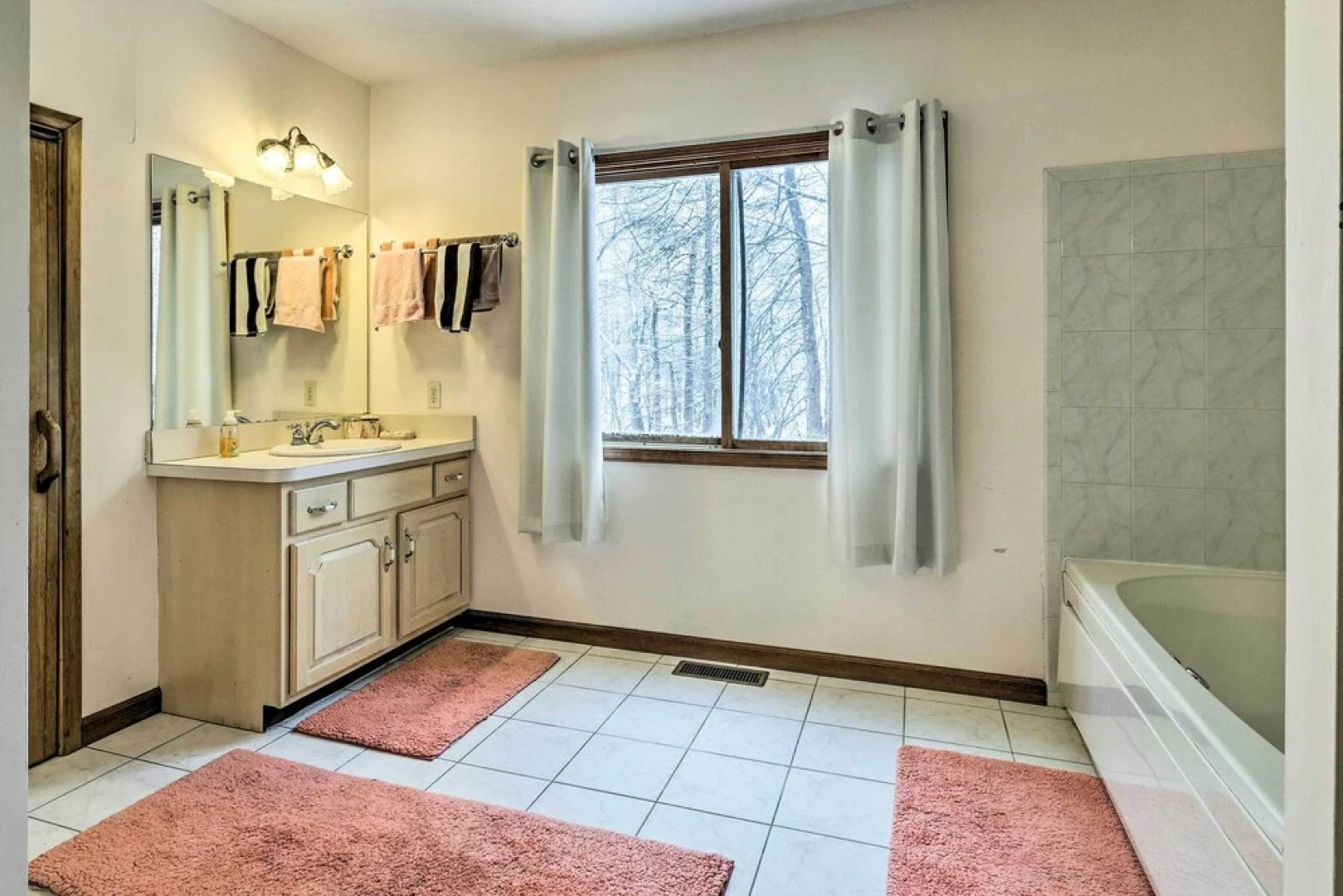 Hot Tub + Deck: Pet-friendly Poconos Getaway!