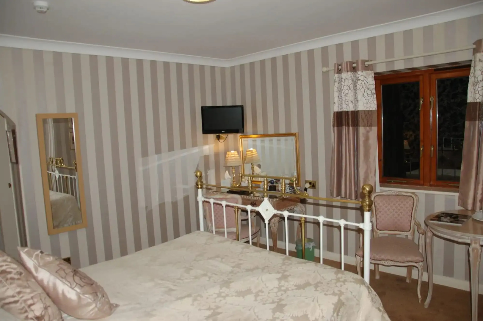 Albright Hussey Manor