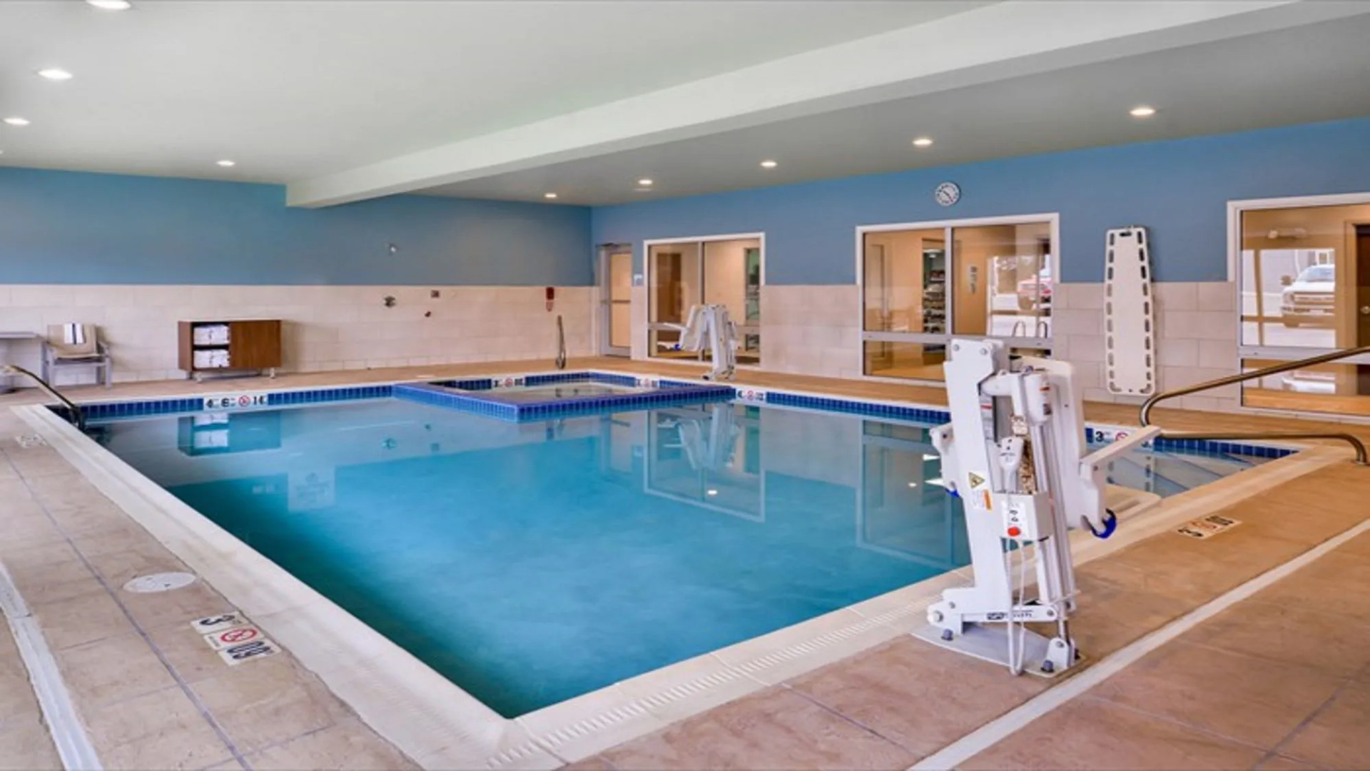 Holiday Inn Express & Suites Parkersburg East by IHG