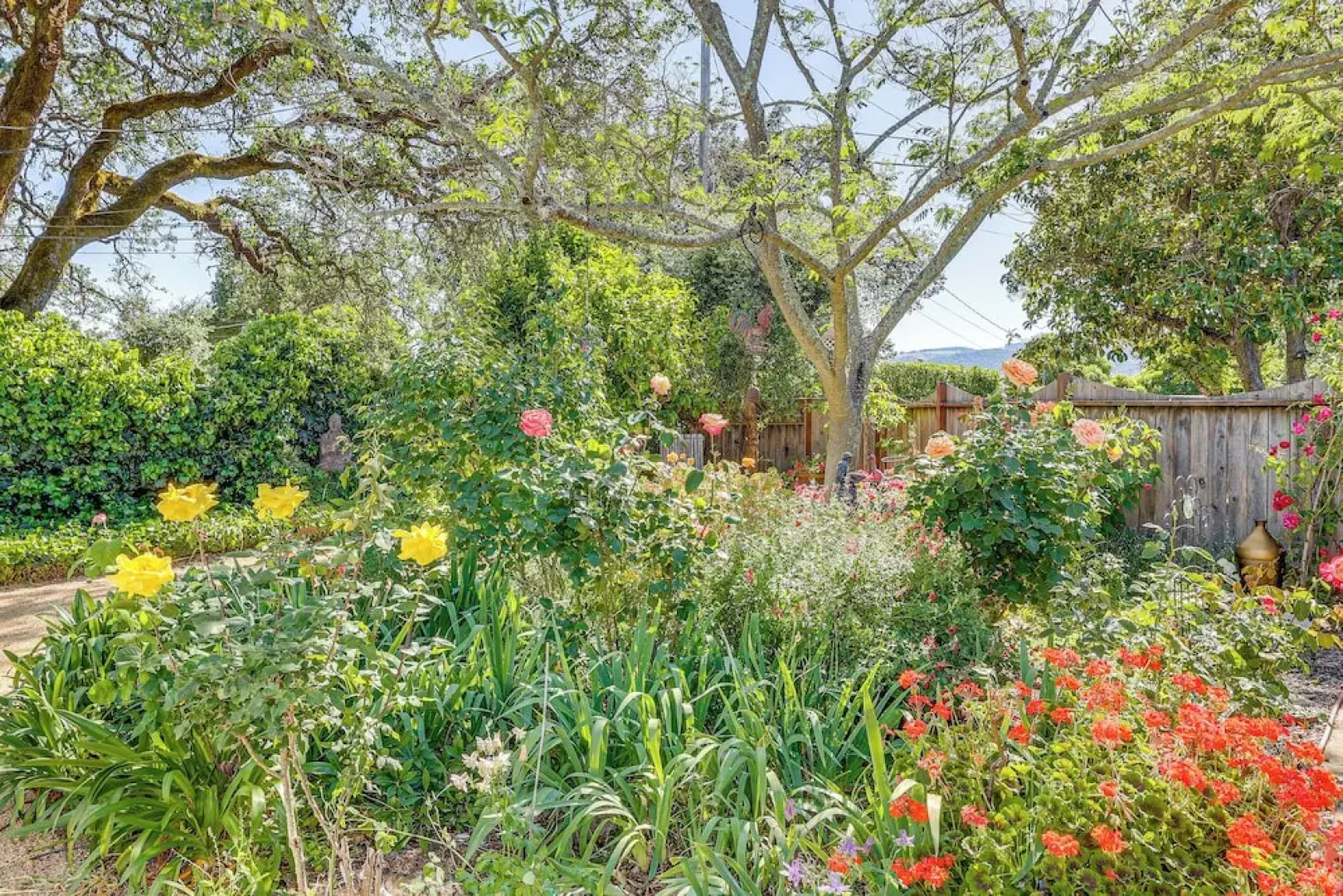 Romantic Casita w/ Garden + Deck 2 Miles to Plaza!