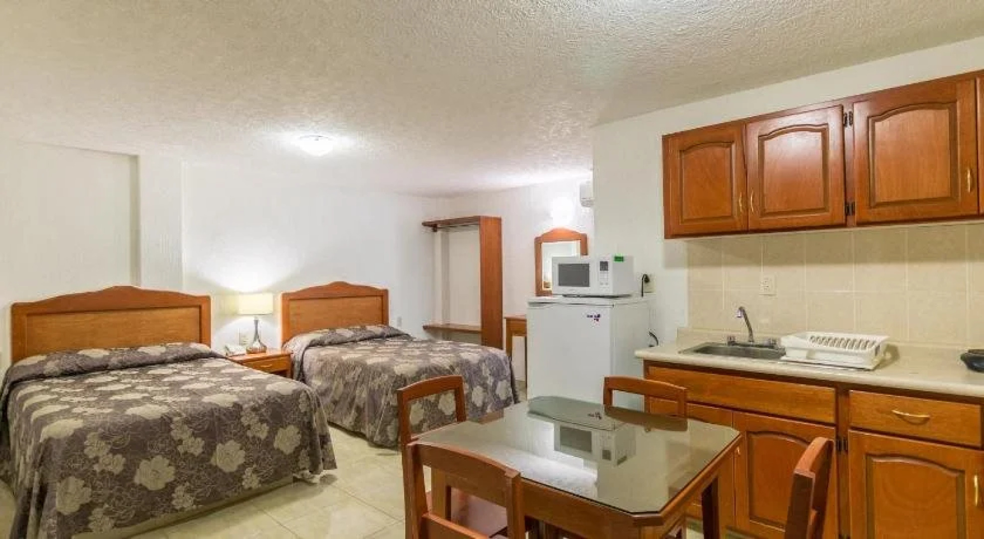 Suites Poliforum Inn