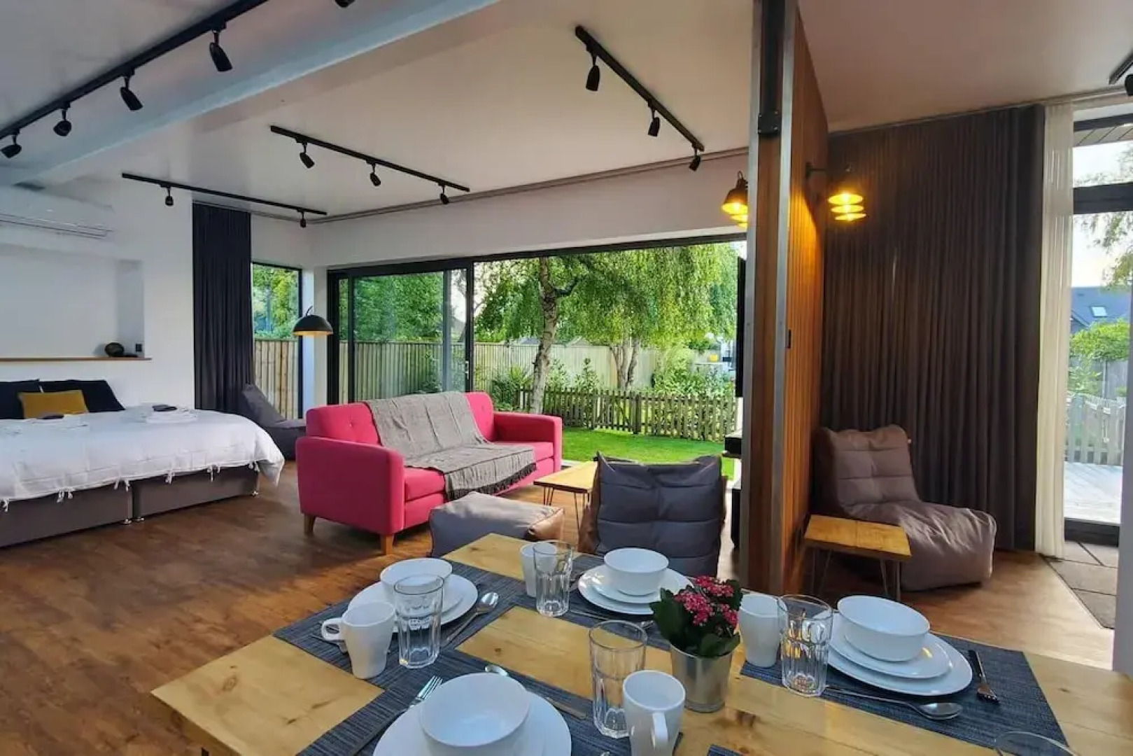 The Cedarwoods - Luxury Studio for 5!