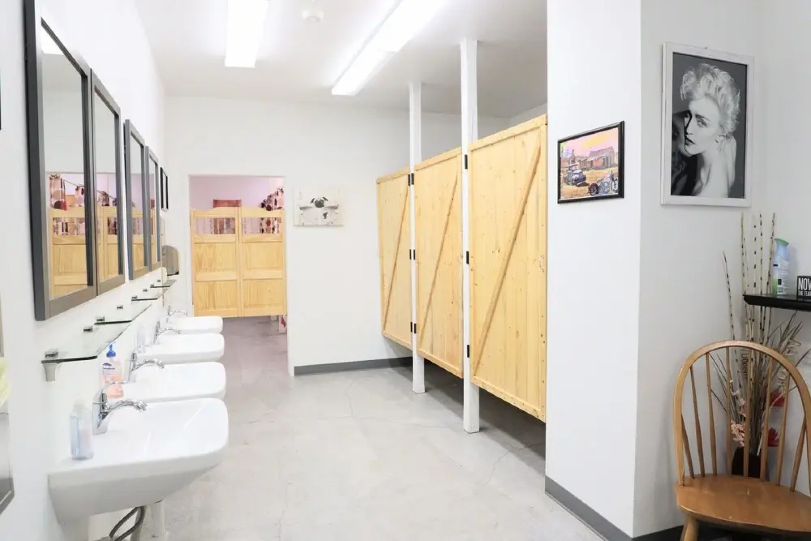 Eycat Lodging Company