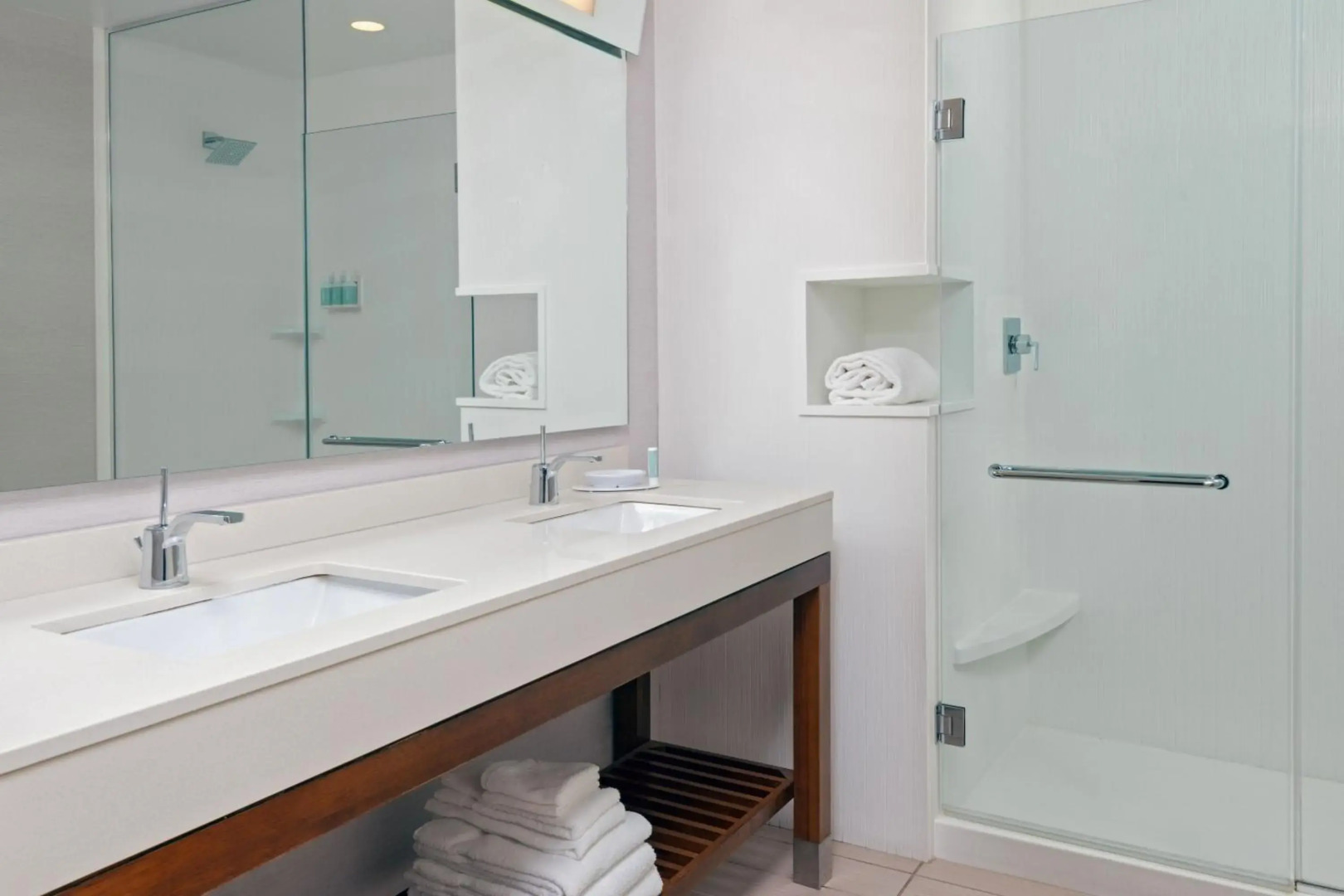 Courtyard Buffalo Downtown / Canalside