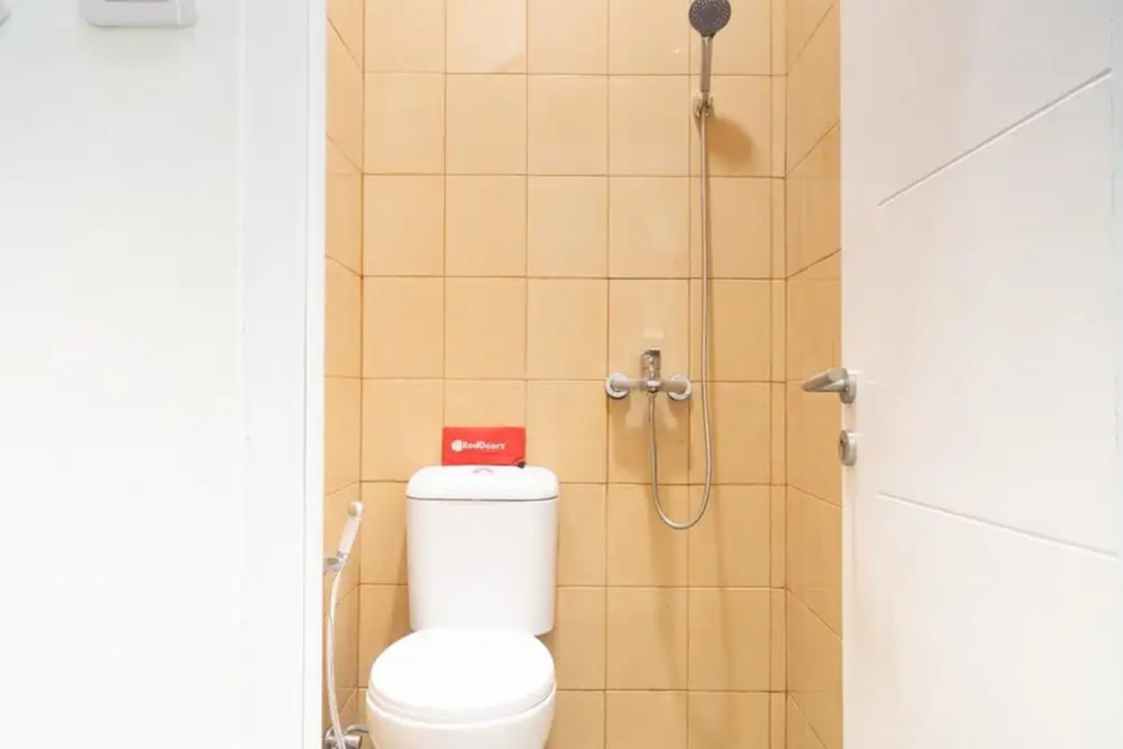 RedDoorz @ Garden Boulevard Citra Raya Tangerang