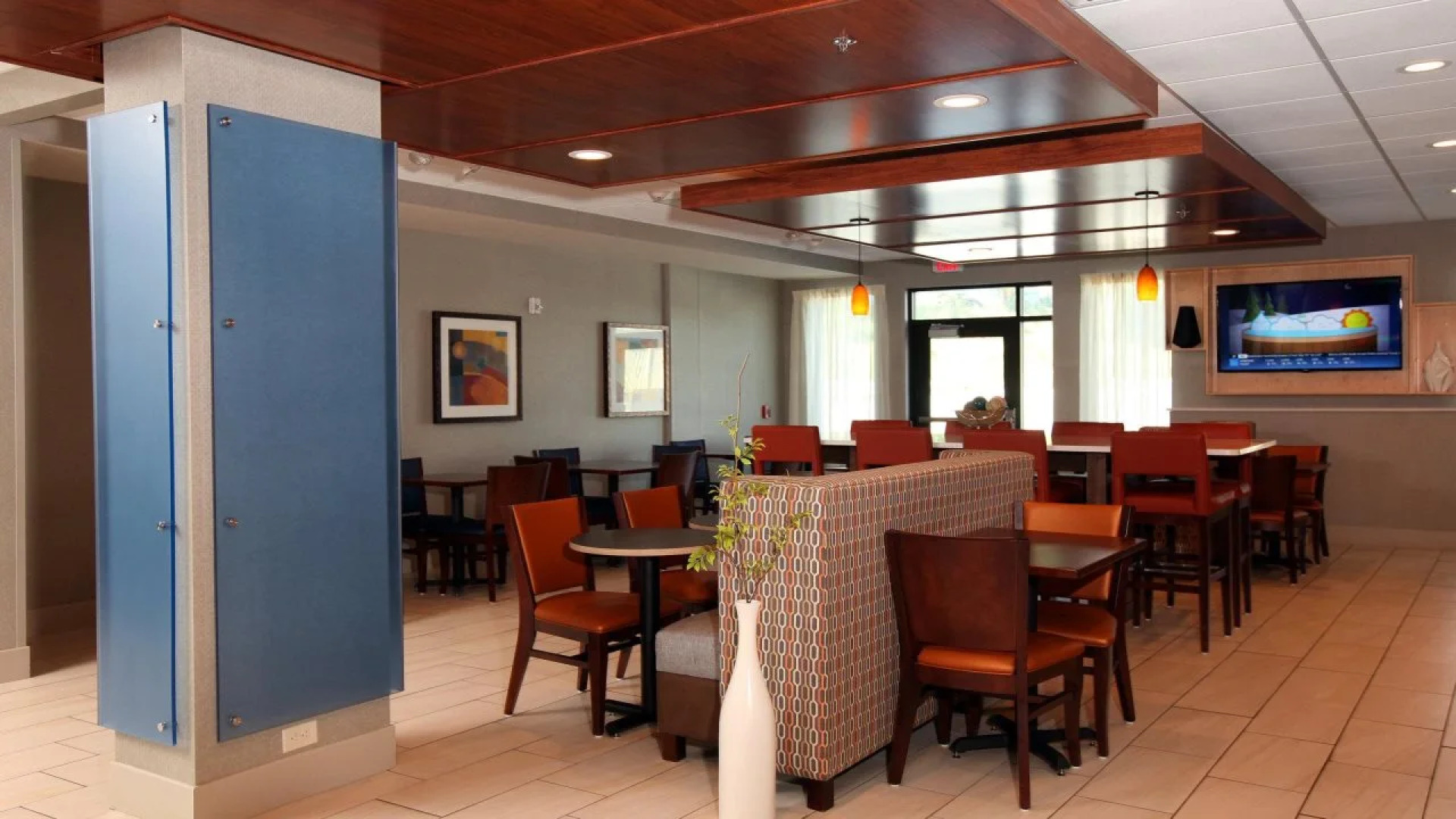 Holiday Inn Express & Suites Omaha South - Ralston Arena by IHG