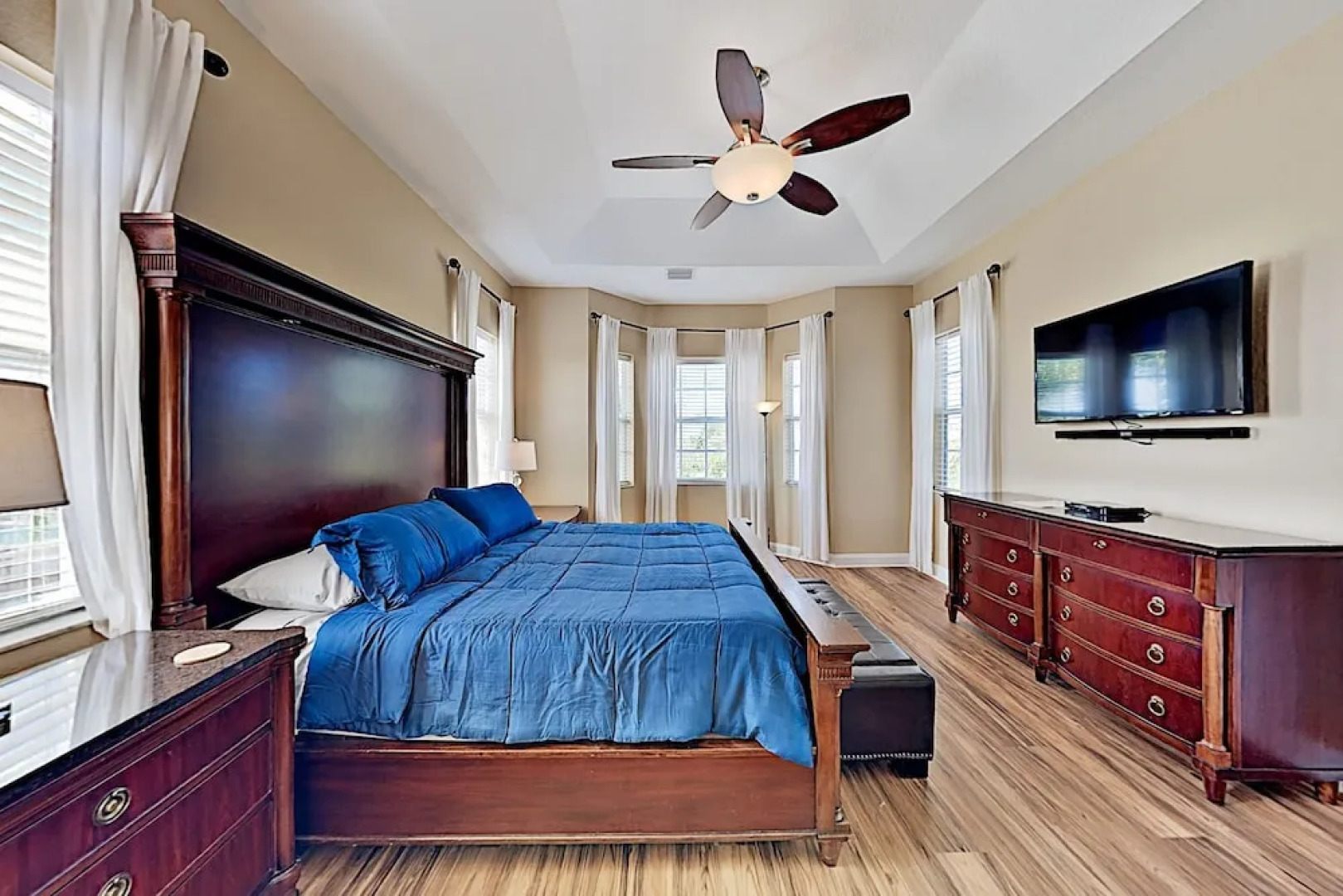 Immaculate Canal W/ Pool, Dock & Game Lounge 4 Bedroom Home