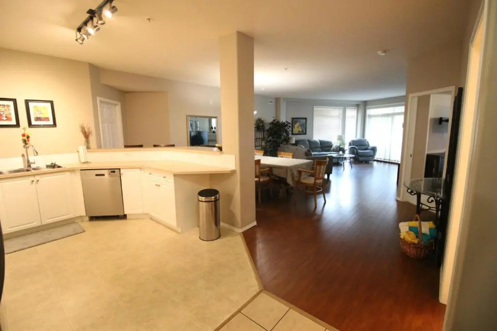 Discovery Bay Resort by Kelowna Resort Acc. - 80+ suites available