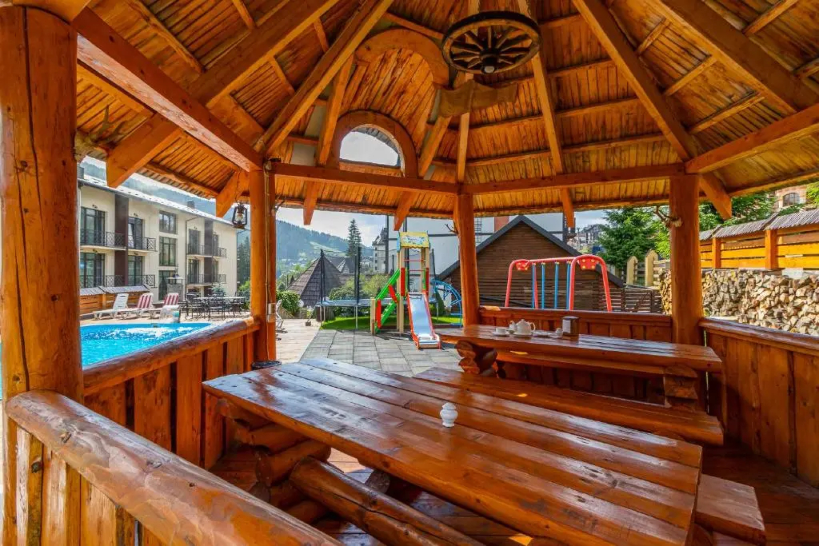 Hotel Pid Strihoju