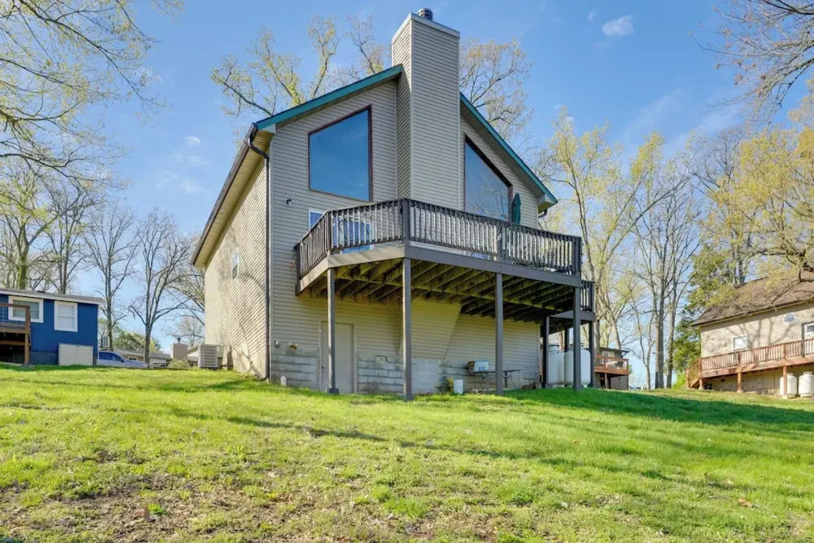 Relaxing Lakeview Retreat in Reeds Spring w/ Deck