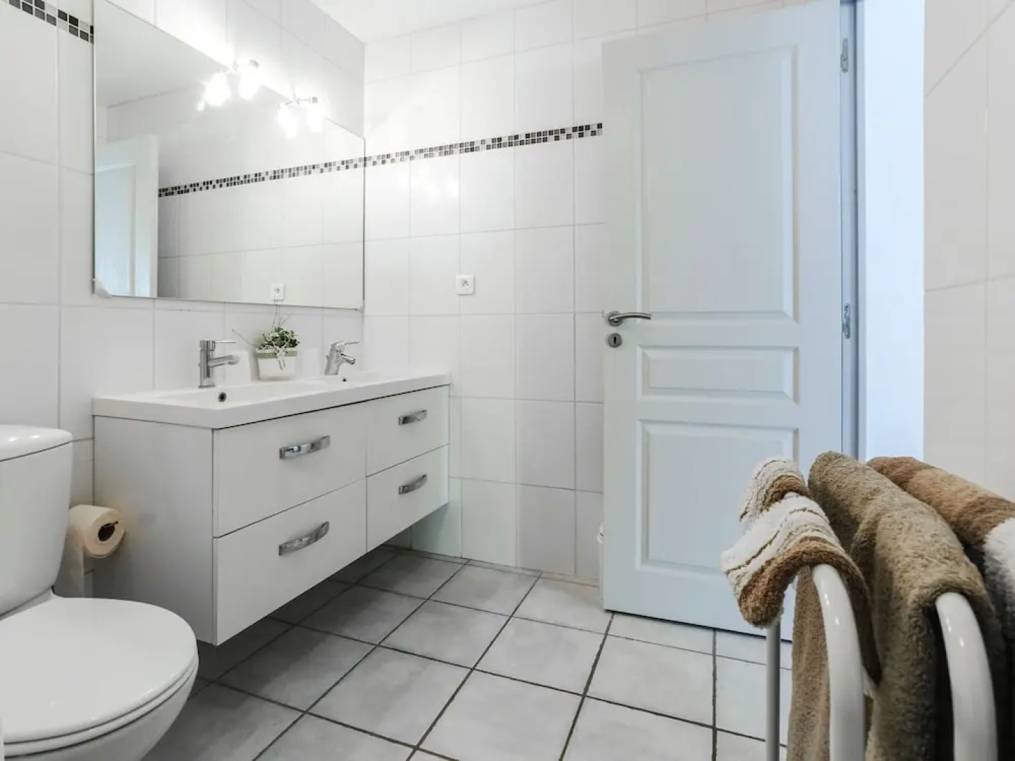 Snug Holiday Home With Terrace, Garden, Garden Furniture