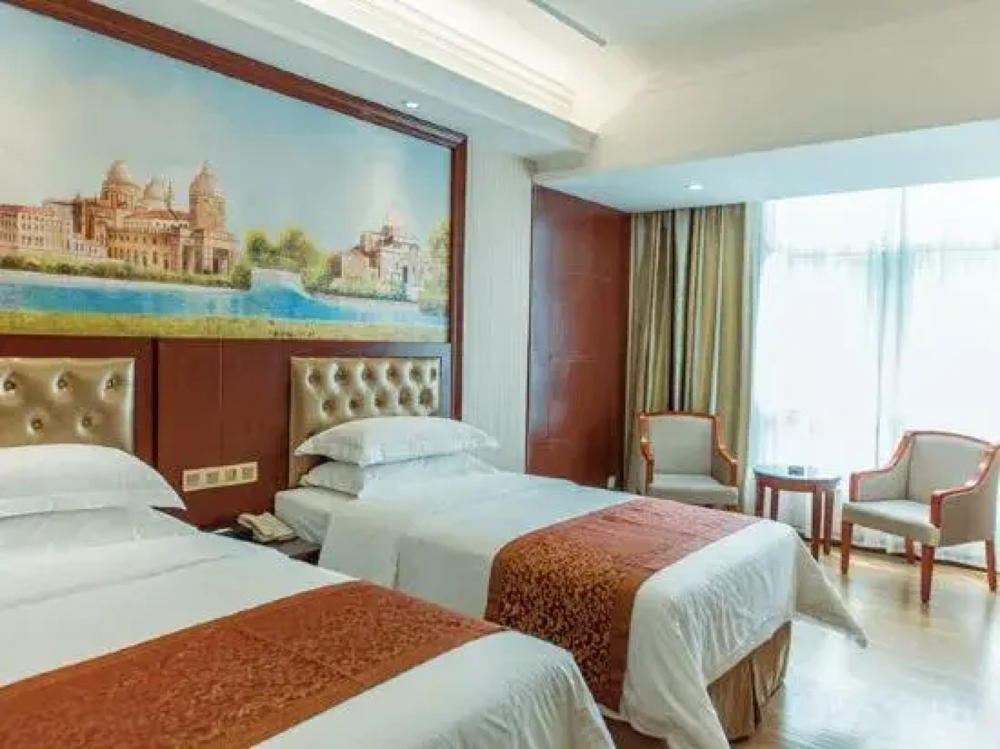 Vienna Hotel (Jishou Railway Station)