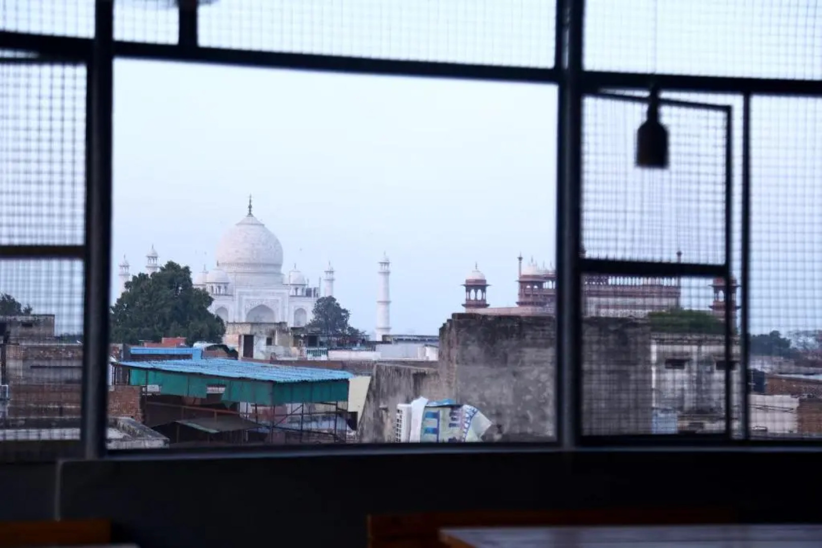 Lucky Restaurant And Guest House