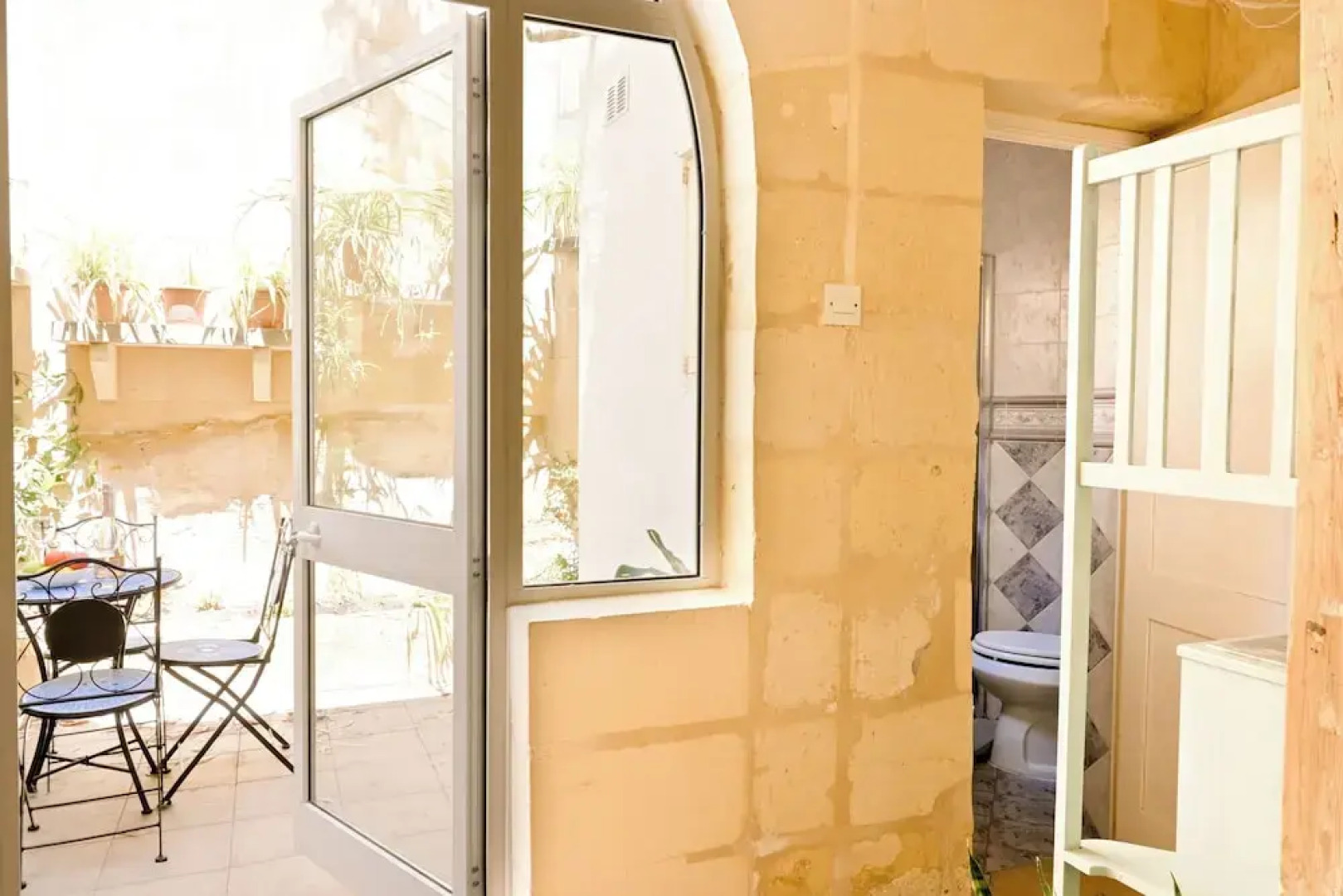 A Cosy Nest Overlooking The Sea