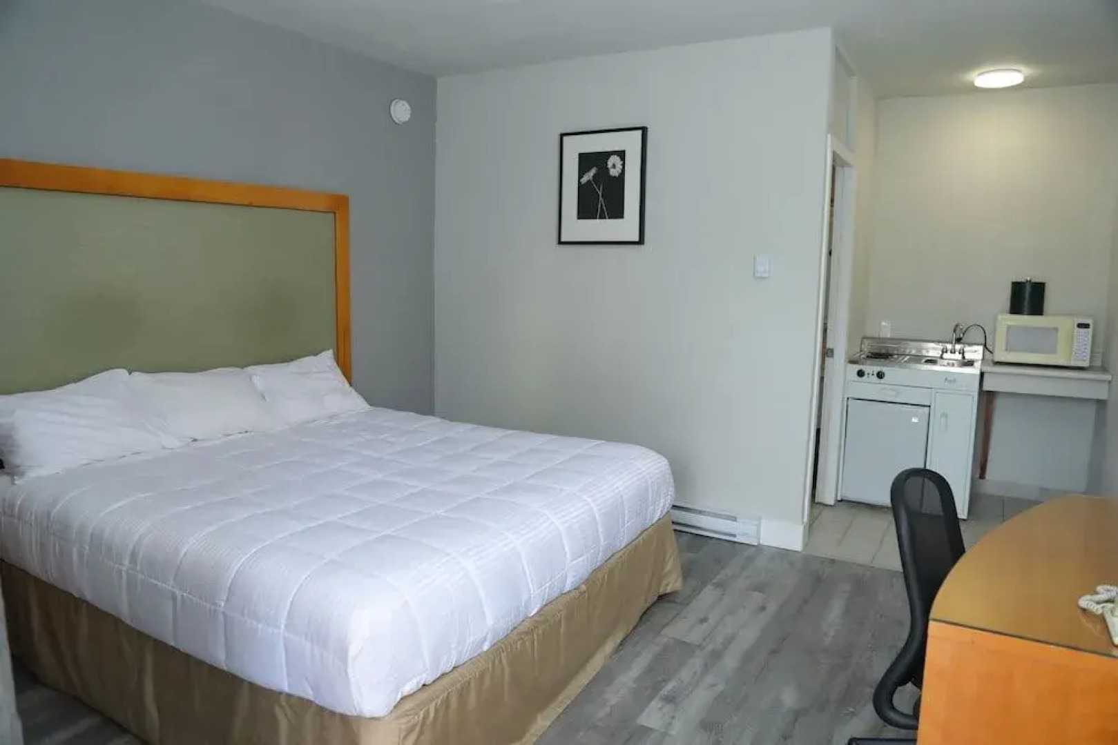 Queensway Court Motel