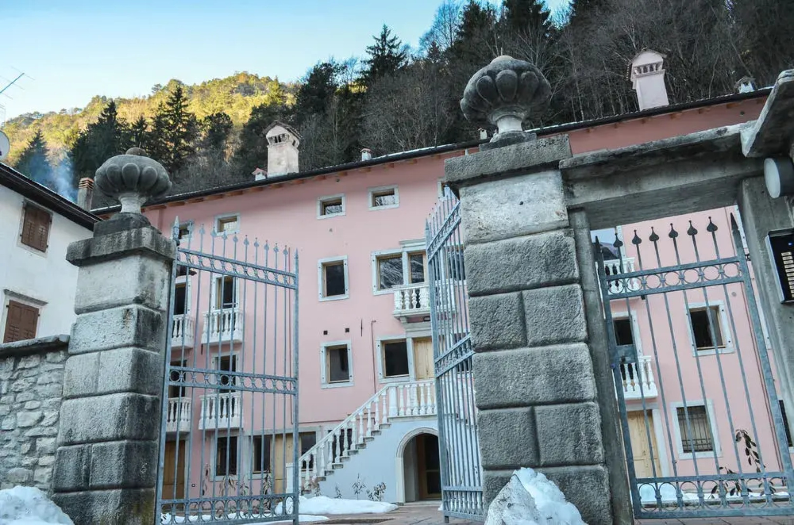 Perarolo Halldis Apartments