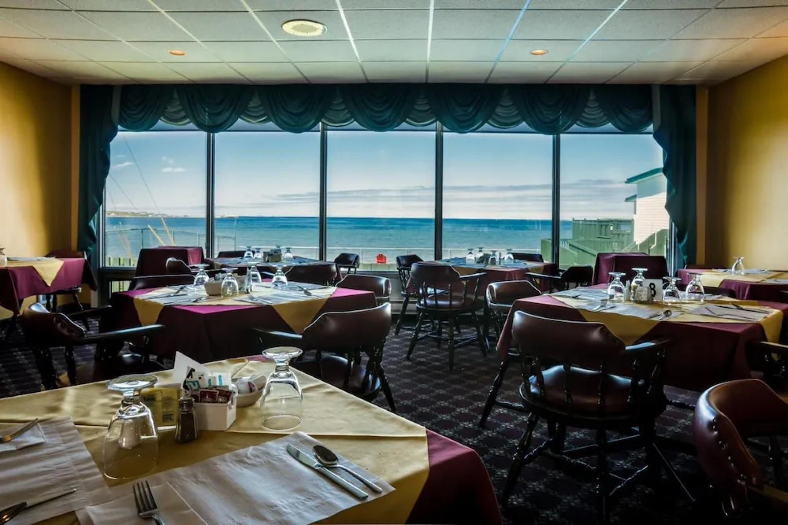 Shallow Bay Motel & Cabins