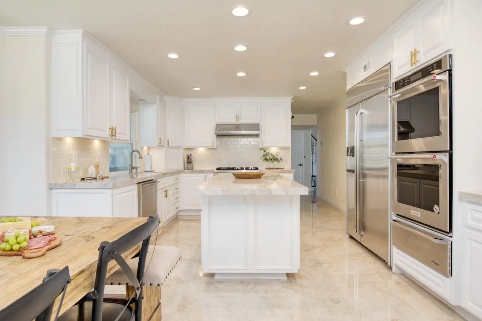 Burgundy by Avantstay Basketball Court Pool Hot Tub Outdoor Kitchen City Escape