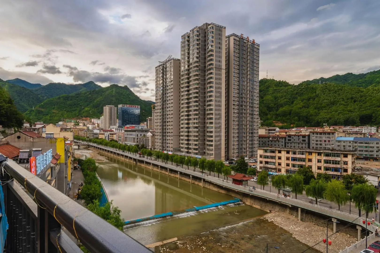 Yayue Hotel (Shangluo Yishui Jinyang Unit Shop)