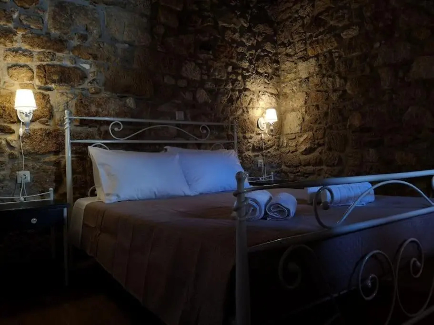 M&M STONE-Village House-Family-Vintage