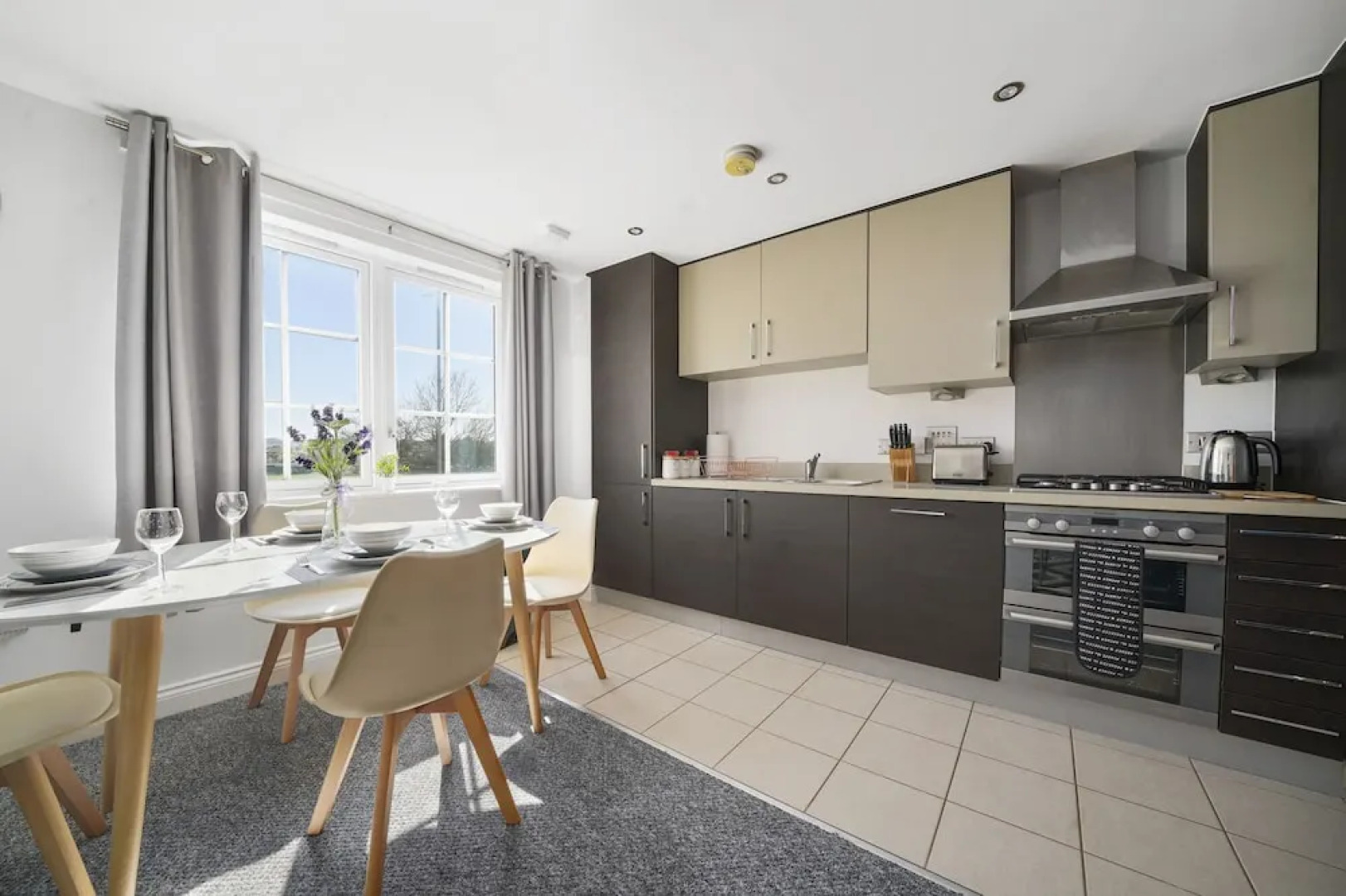 Modern Luxury 2 Bed Apartment 6 Guests En-Suite Netflix Wi-Fi