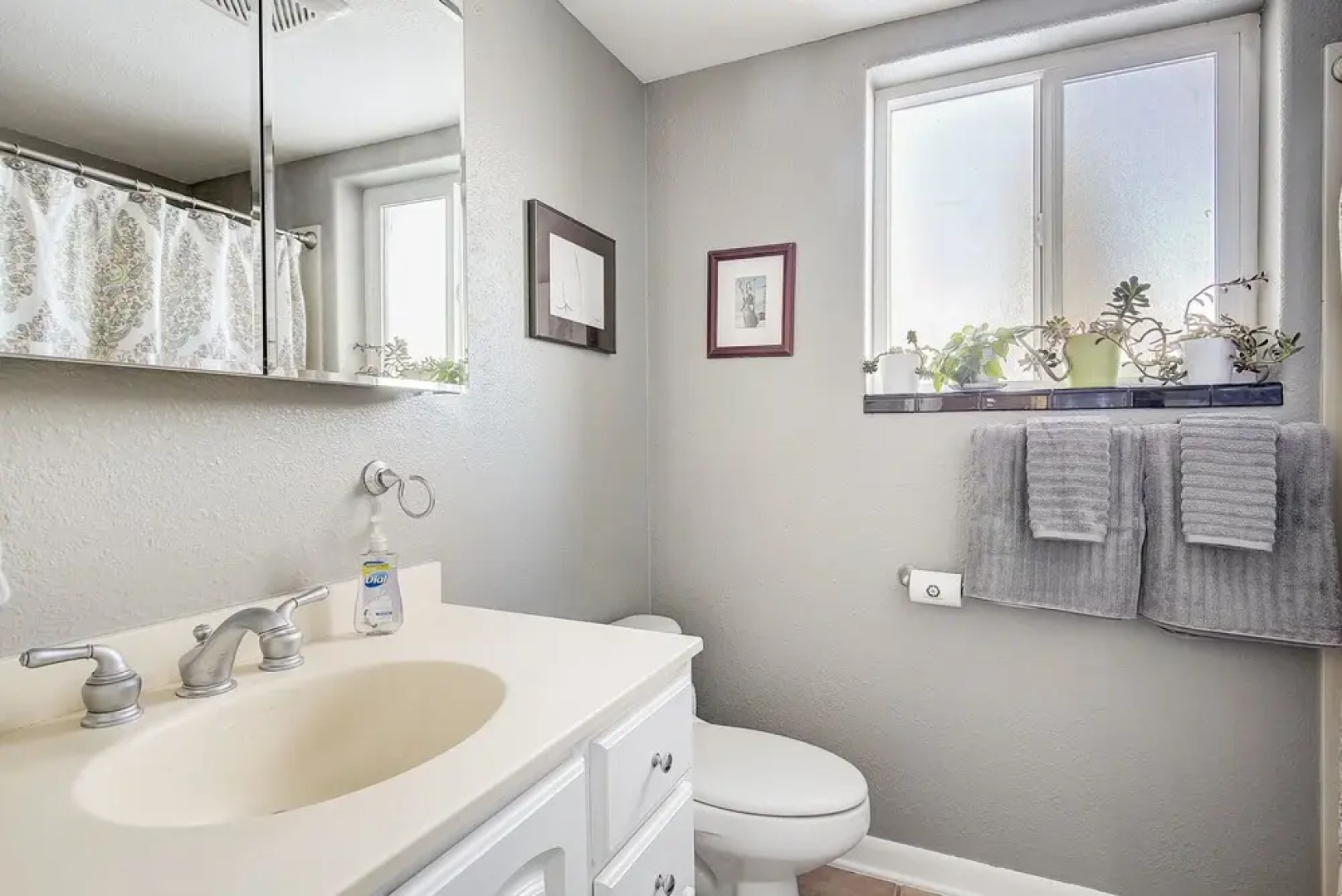 Klo6985 - Huge Home with Backyard Hot Tub! Parking