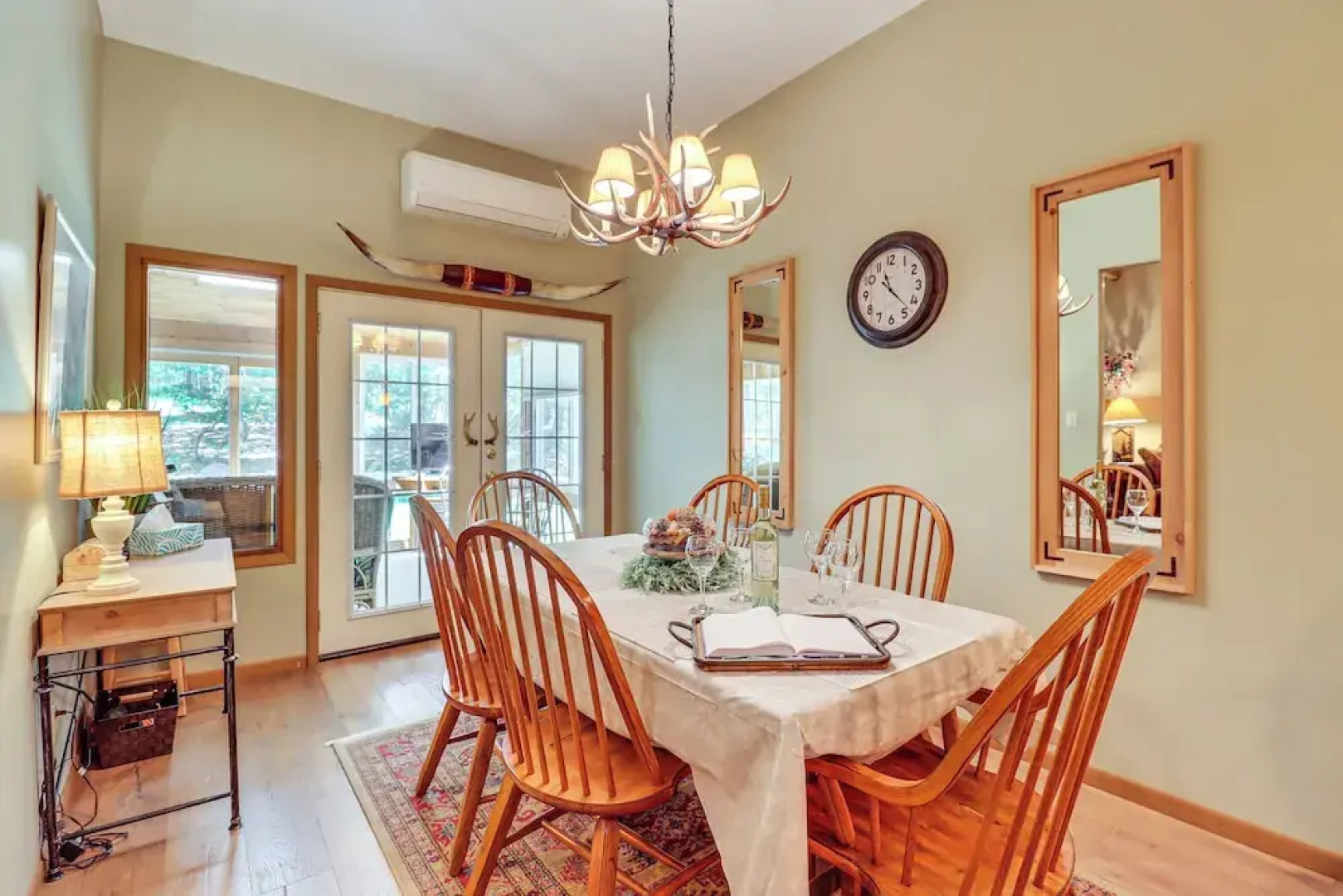 Walk to Restaurants: Lake Harmony Townhome!