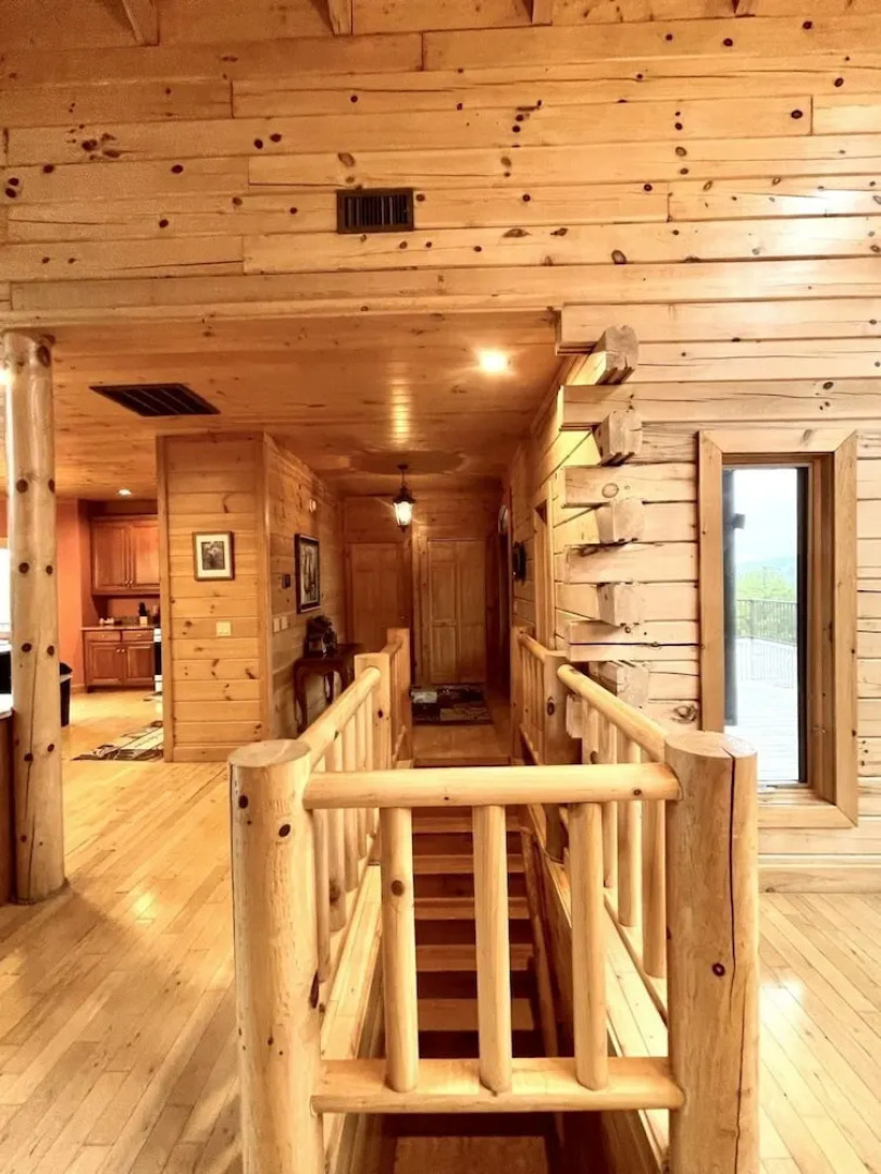 A true log cabin with 360 degree mountain views - Pet and Motorcycle friendly! 5 Bedroom Cabin by RedAwning