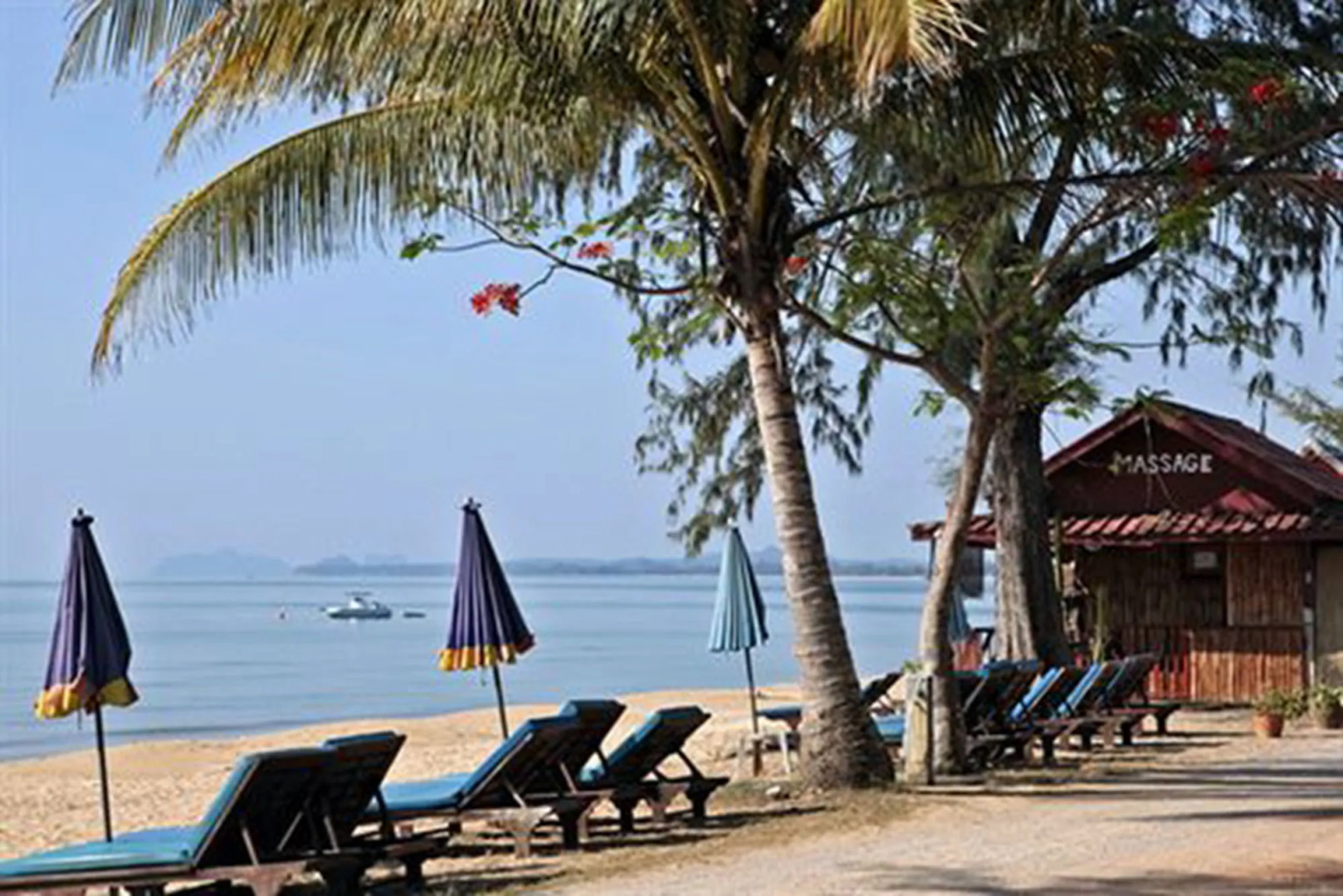 Coral Hotel Bangsaphan