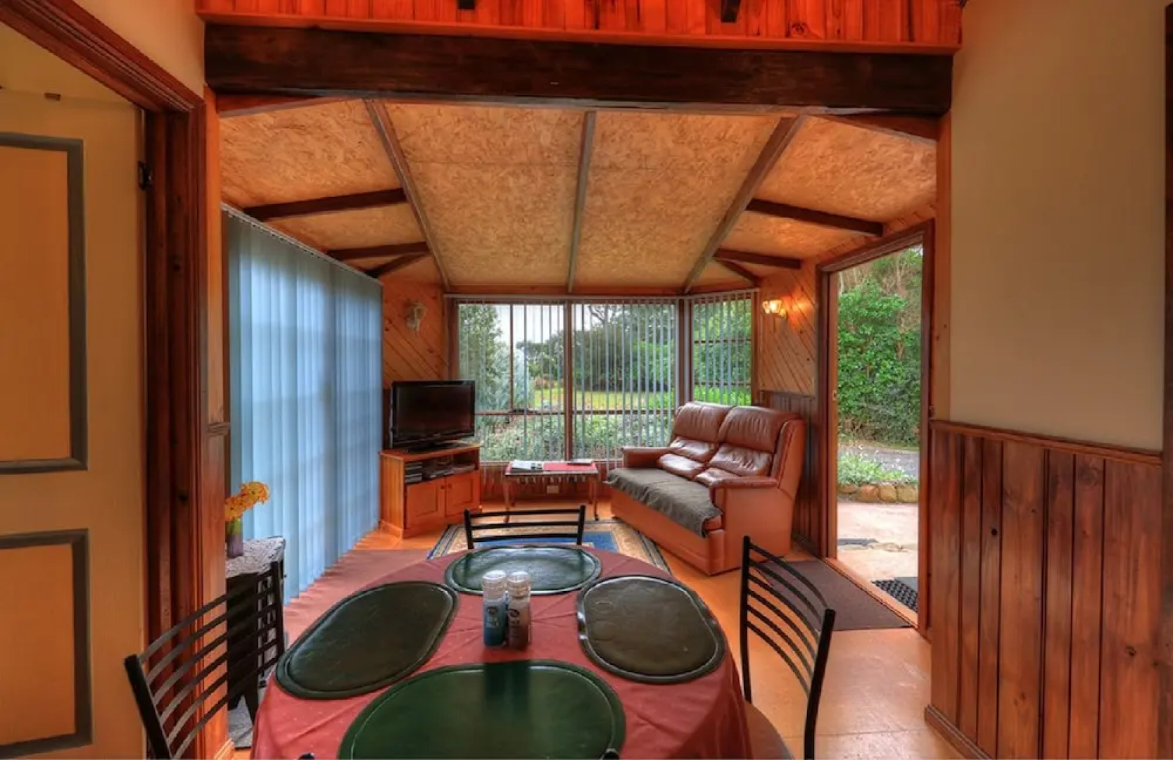 Stanley Lakeside Spa Cabins