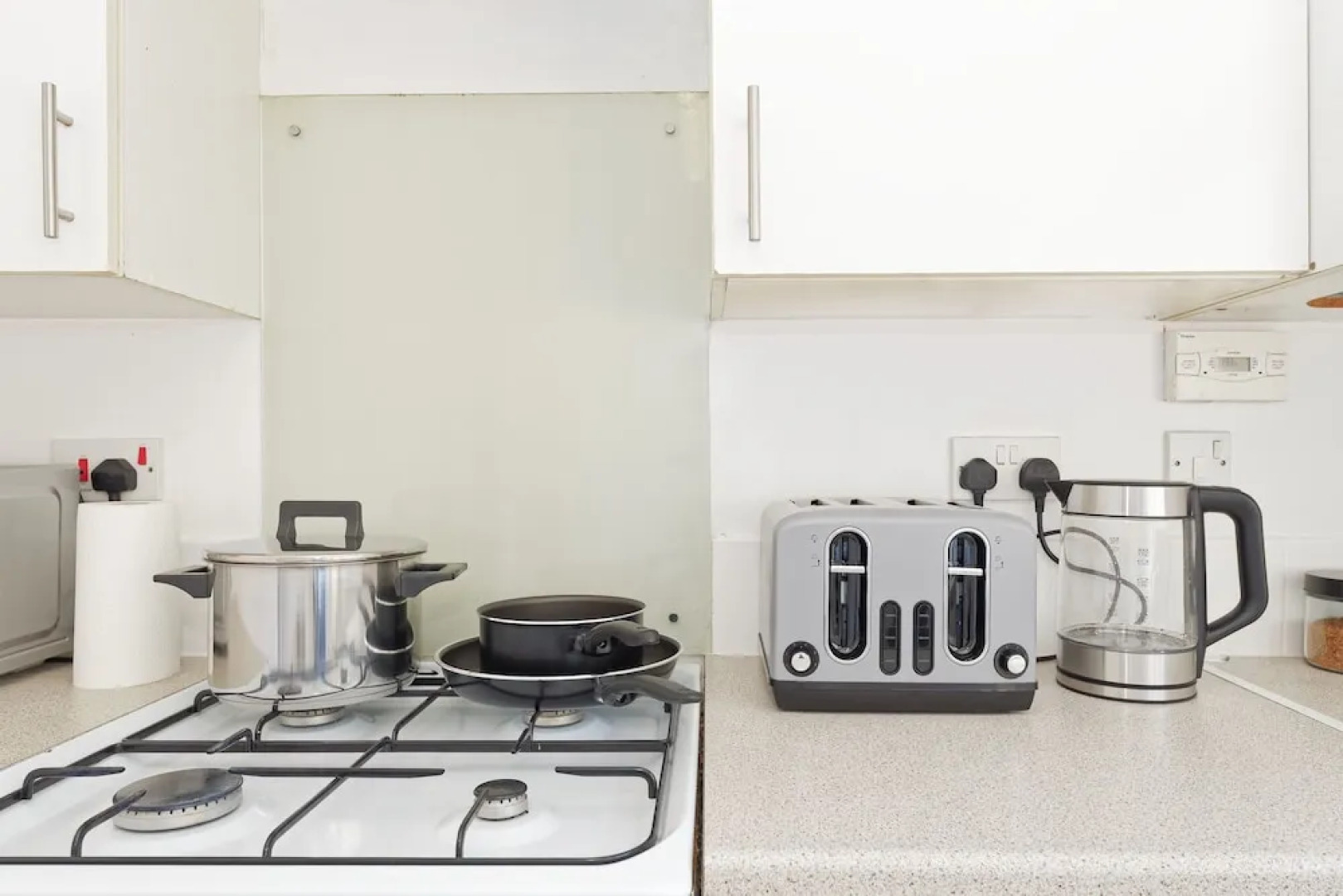 Lovely 2-bed House in Kent - Parking Available