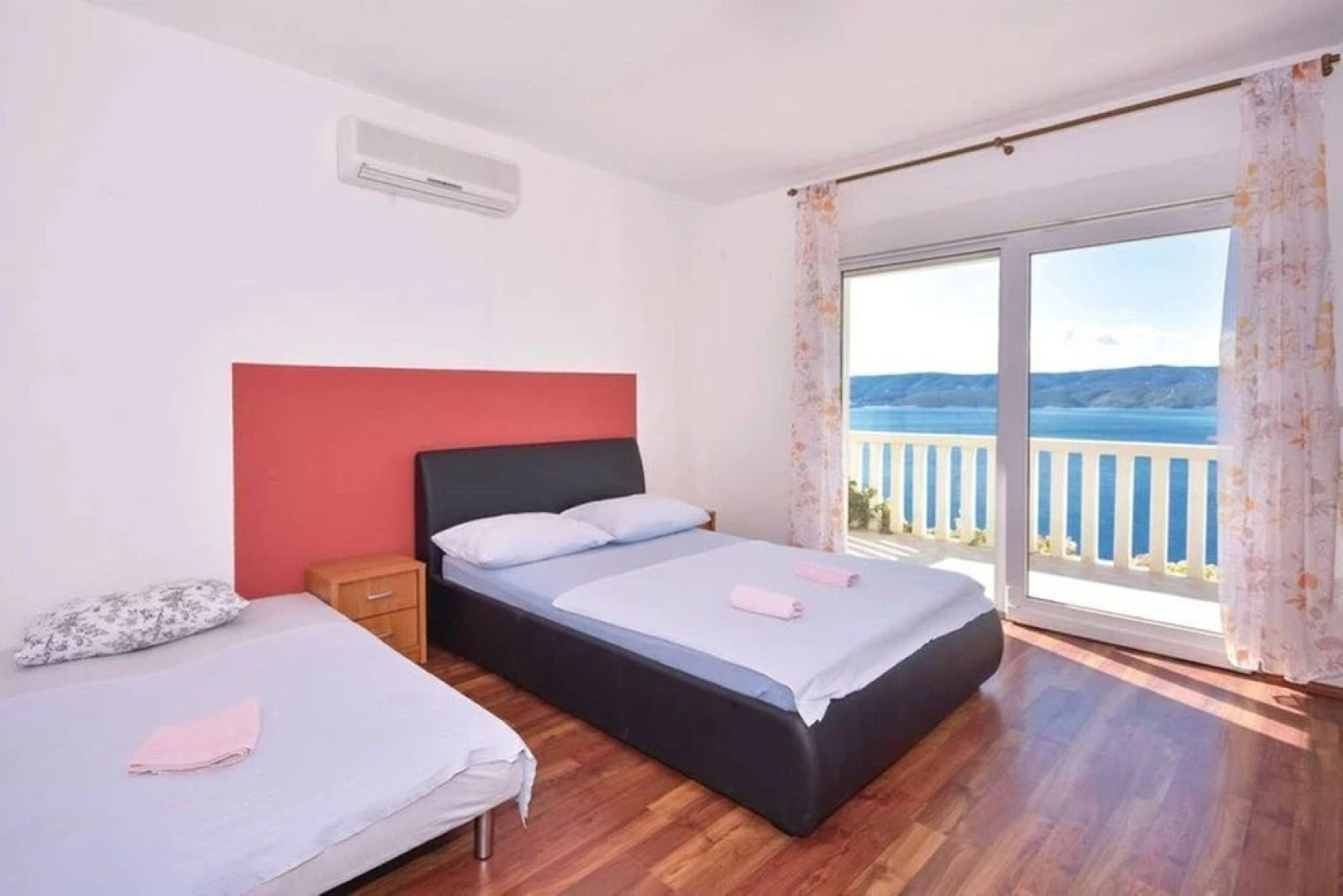 Emilie's House And Apartment