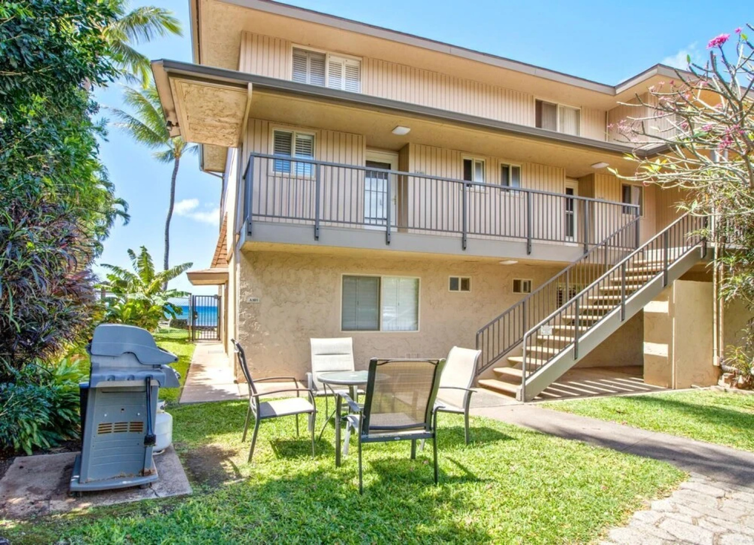 Lokelani #B203 - 2 Br condo by RedAwning