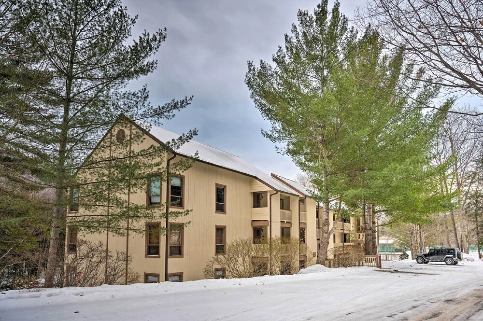 Riverfront Lincoln Condo: 1 Mi to Loon Mountain!