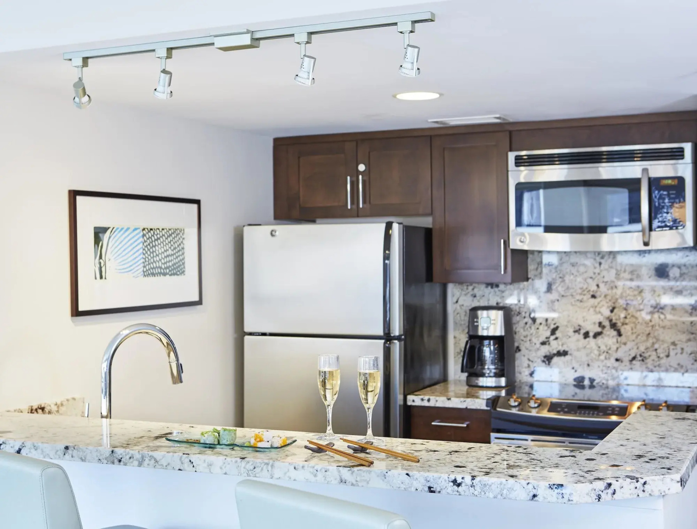 Отель Ilikai Hotel & Luxury Suites