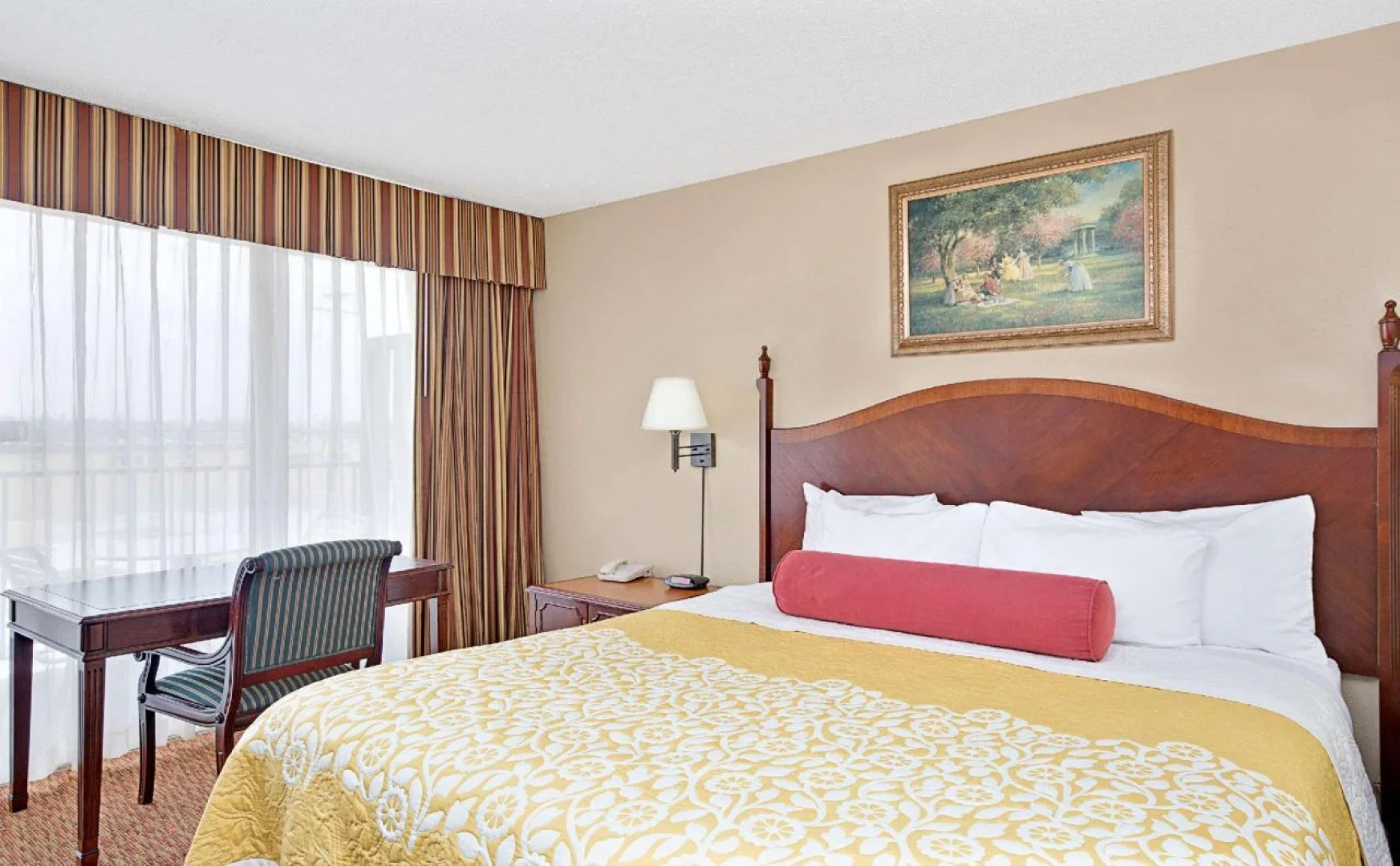 MC Pacific Inn & Suites