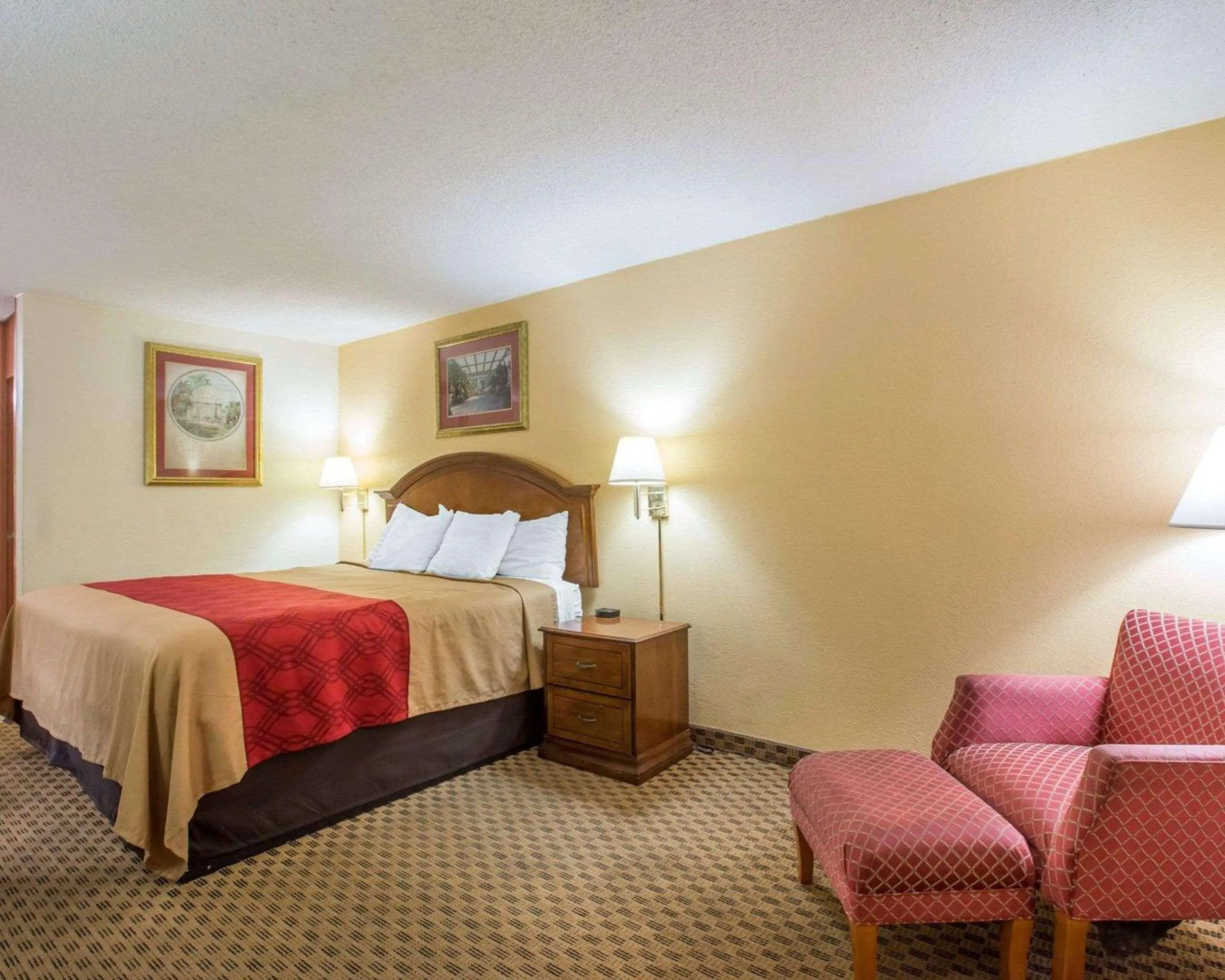 Econo Lodge  Inn & Suites Macon West