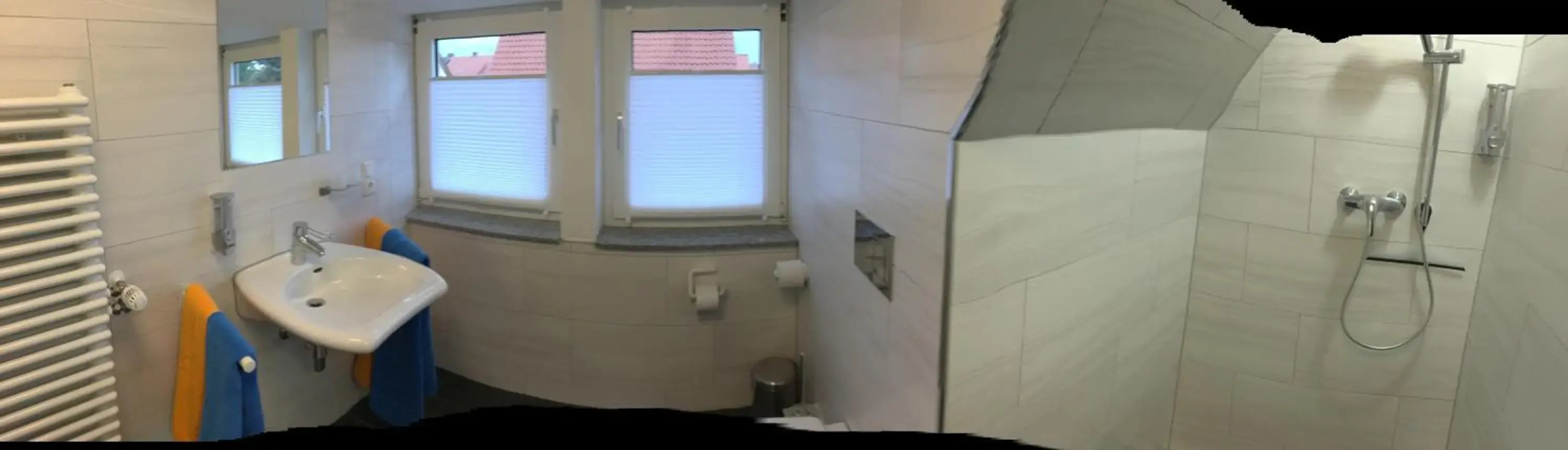 Ferienwohnung „Im Kleinen Löök“ - DG - 2 Zimmer - Balkon - Boxspringbett - 2 TV