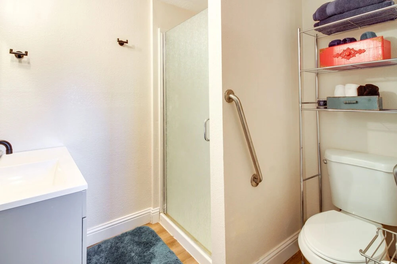 On-site Creek & Fishing: Cozy Coos Bay Retreat!