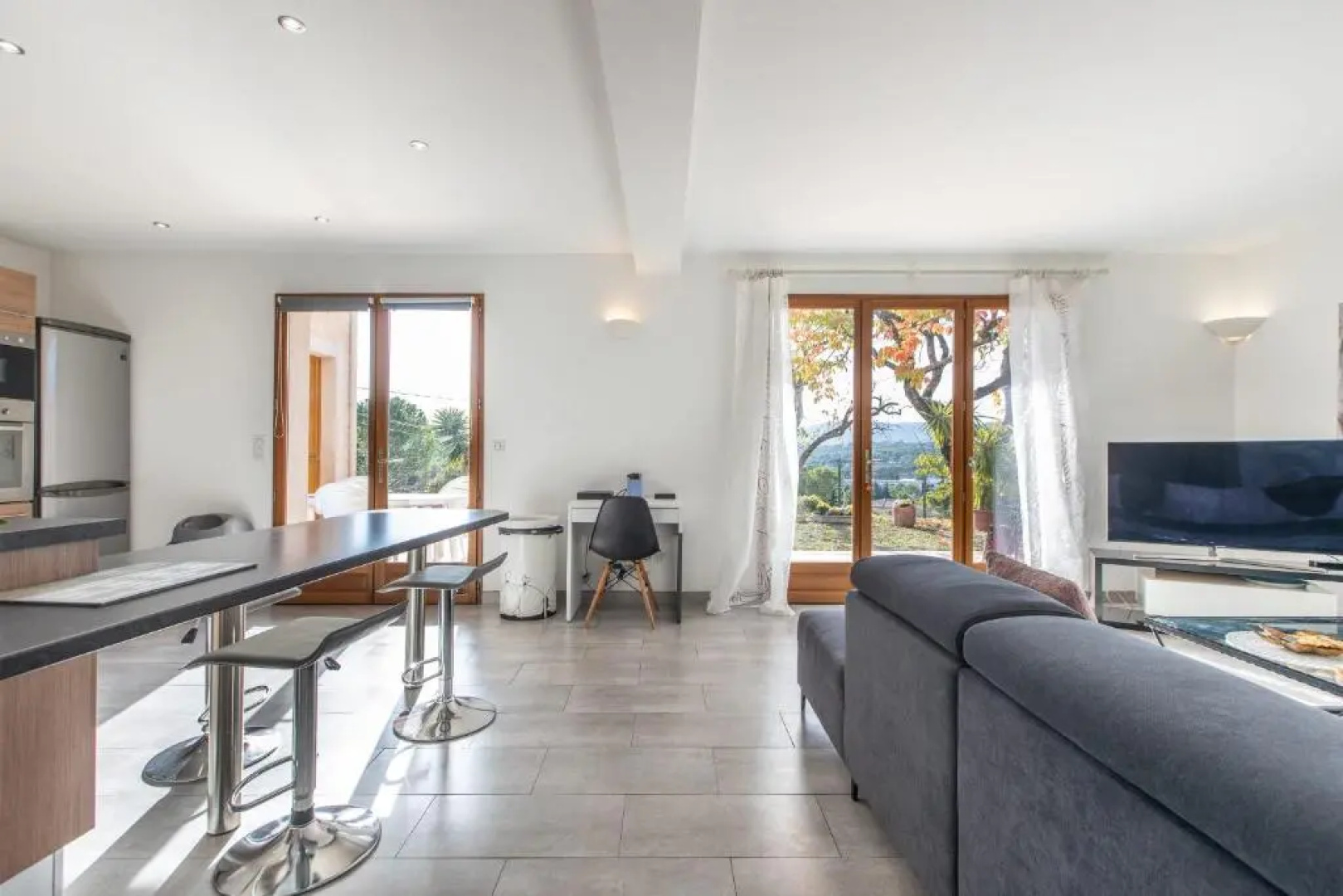 Quiet large 3-bedroom apartment with terrace, garden & incredible Mountain view
