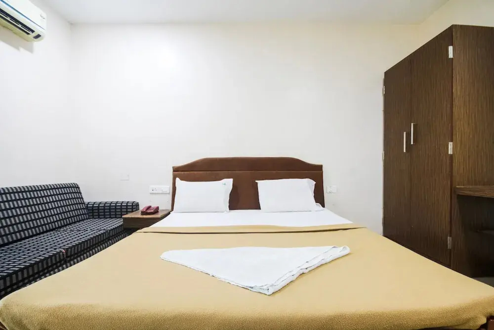 SPOT ON 44152 Lk Residency