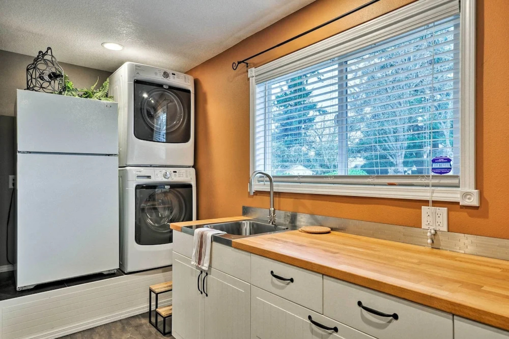 Cute & Cozy PDX Area Townhouse: 31 Mi to Mt. Hood!