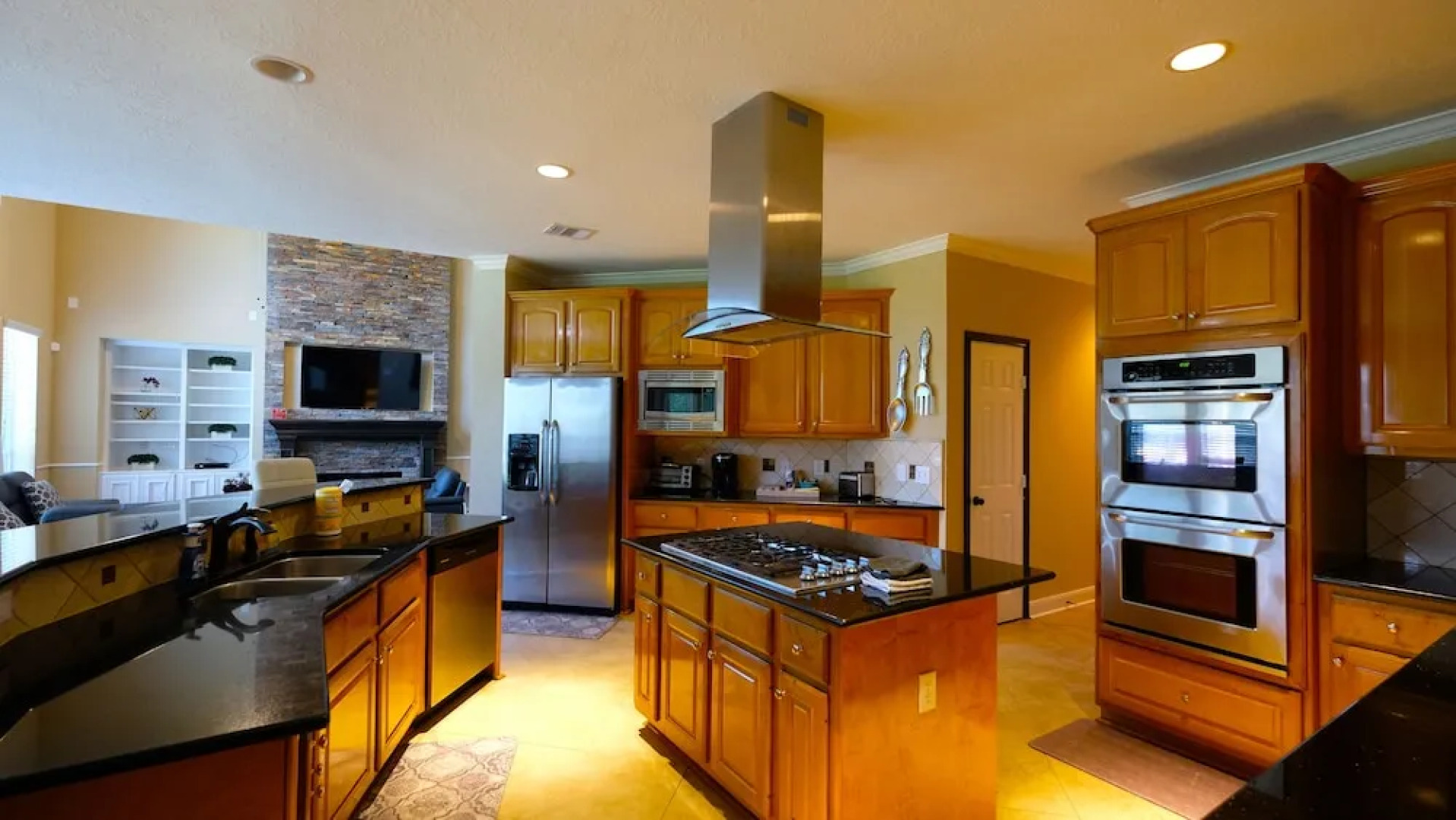 5Bdrm 3.5Bath 12Beds - HOME BIG AS TEXAS