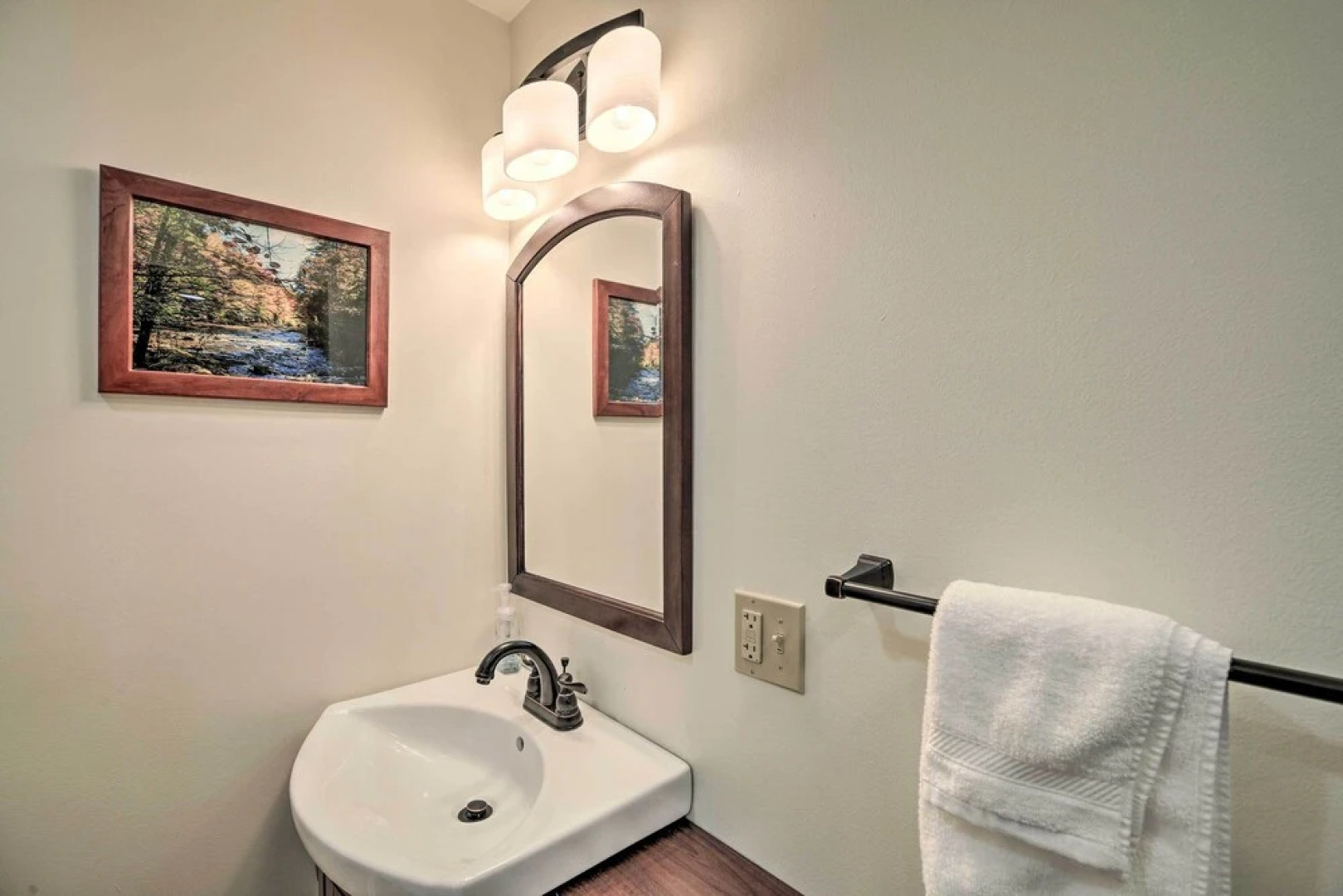 Comfy Damascus Apartment - Walkable Location