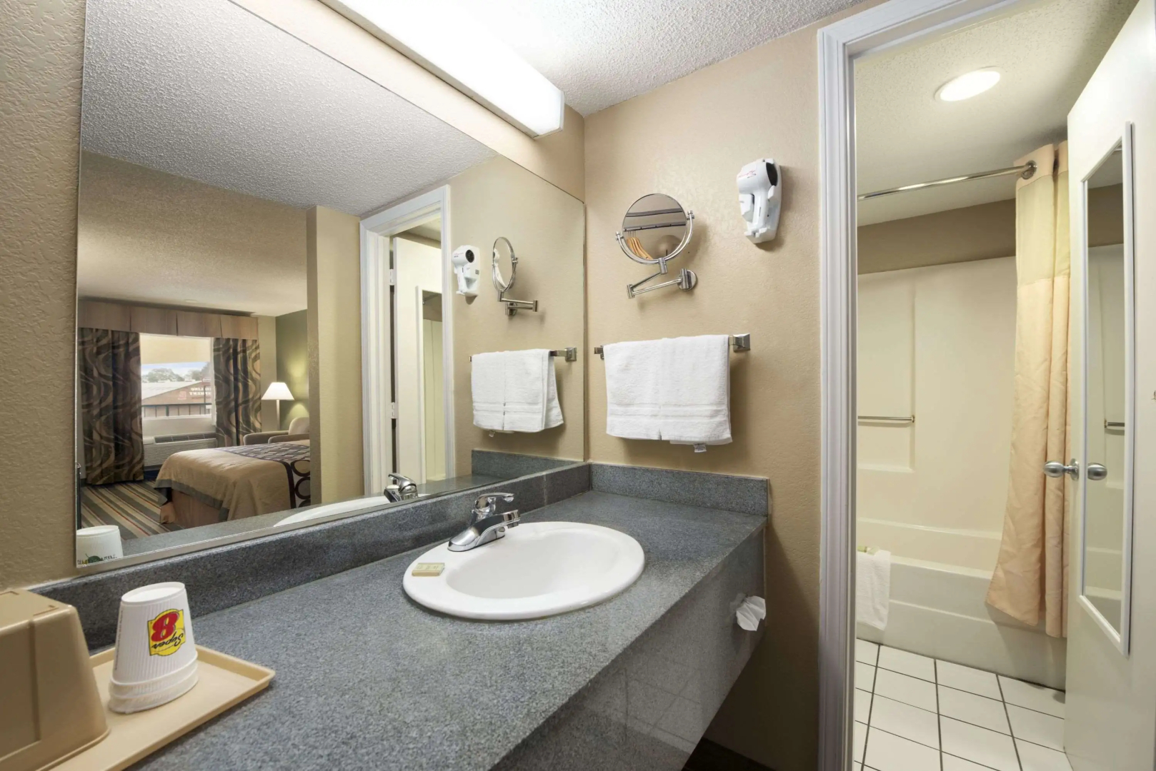 Super 8 by Wyndham Meridian