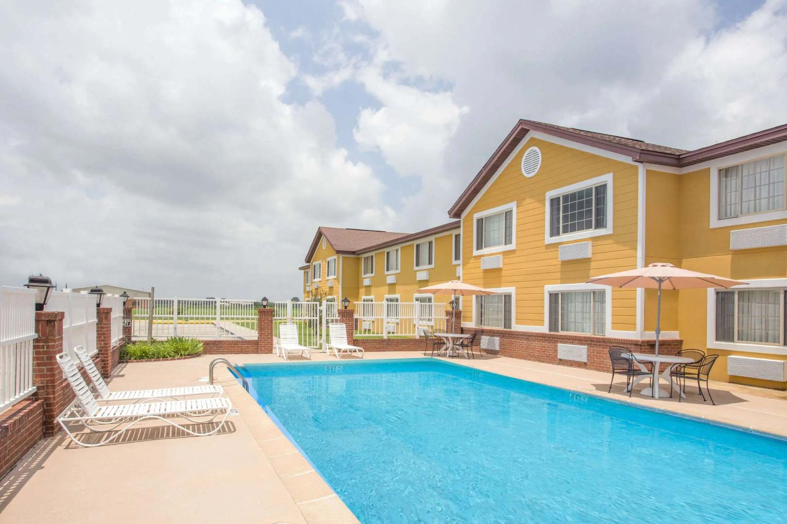 Days Inn by Wyndham Lake Village