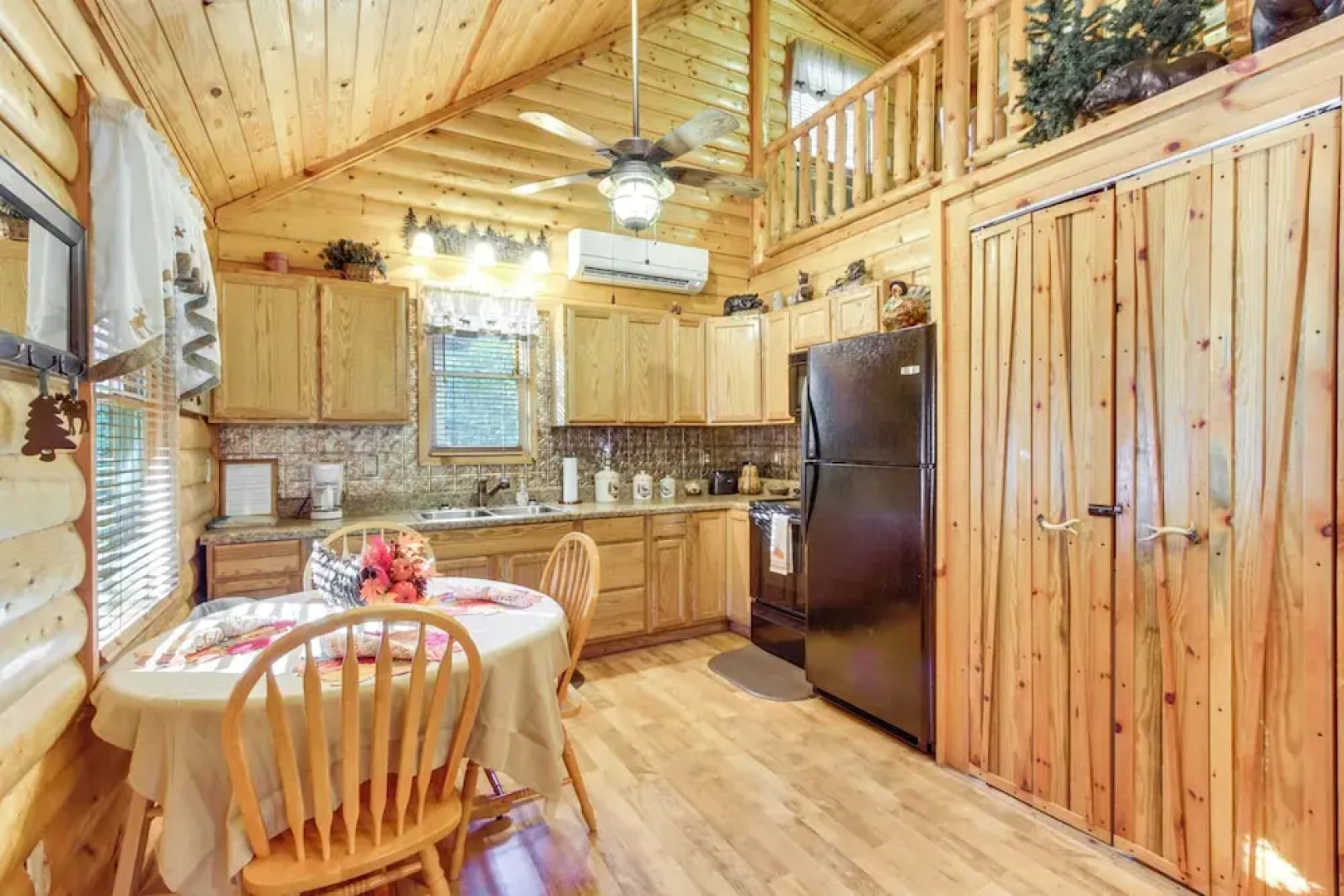Backyard & Porch: Rural Cosby Log Cabin!