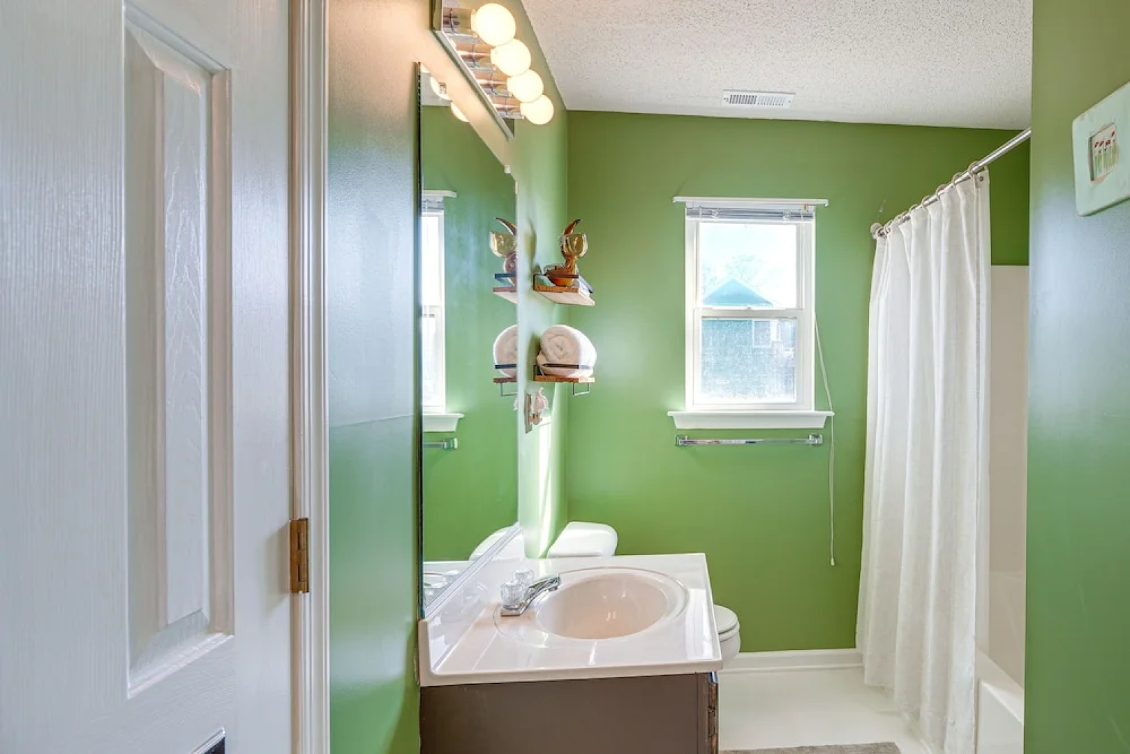 Charming Nags Head Retreat: Half-mi to State Park!