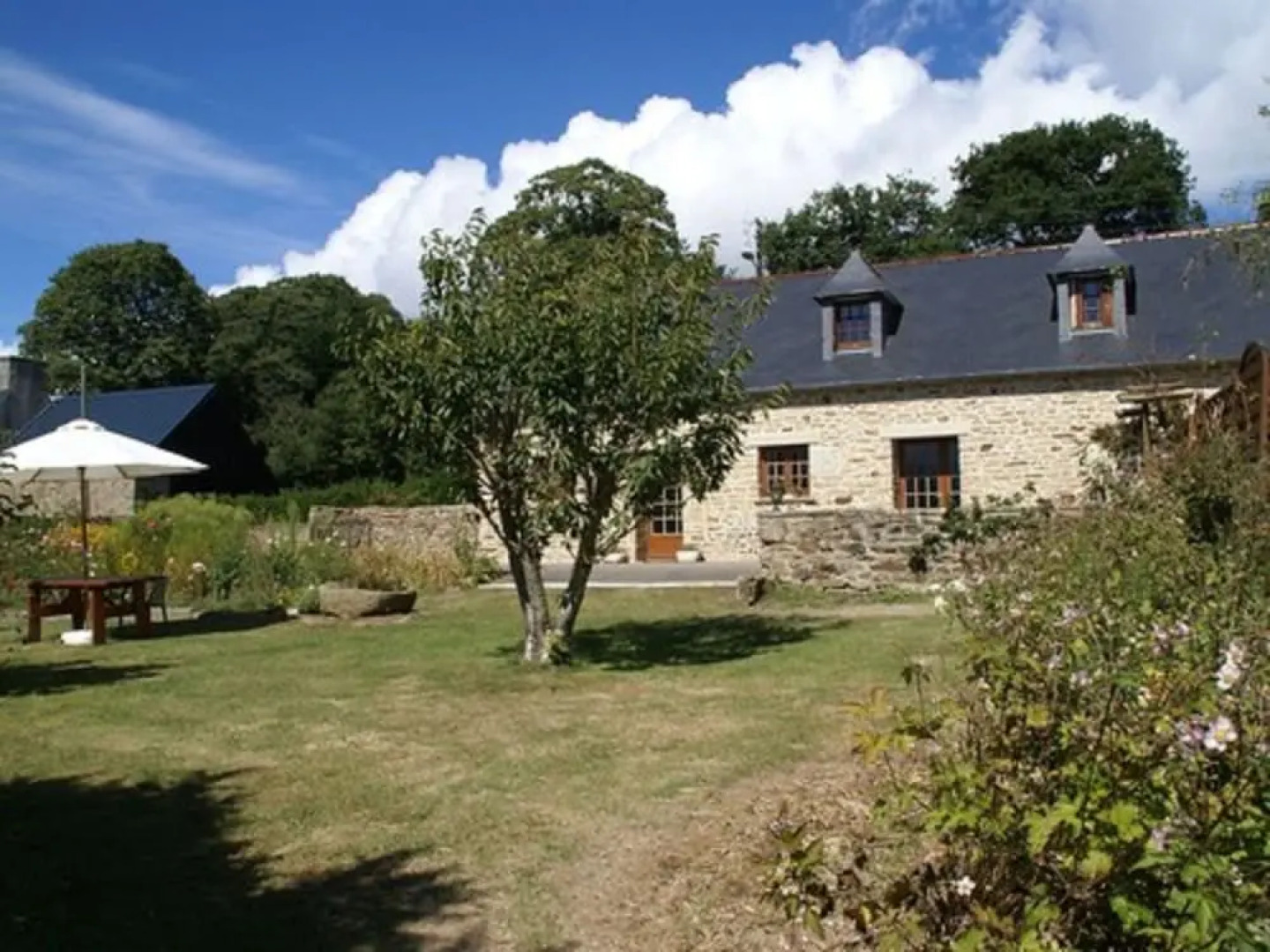 Rural holiday home near beach, culture and recreation in the tip of Brittany