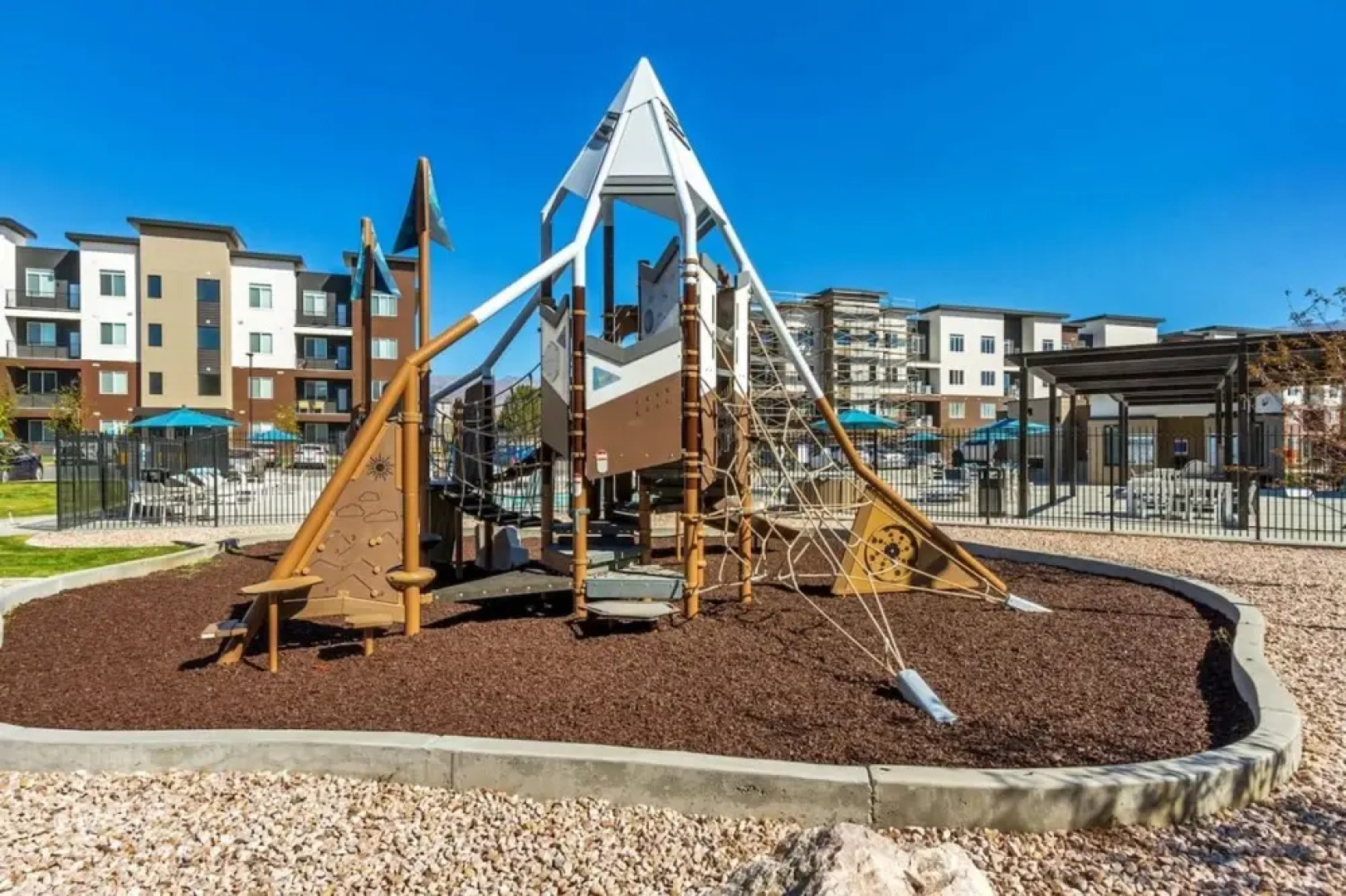 Family Friendly - 4th Story w Elevator - King Beds